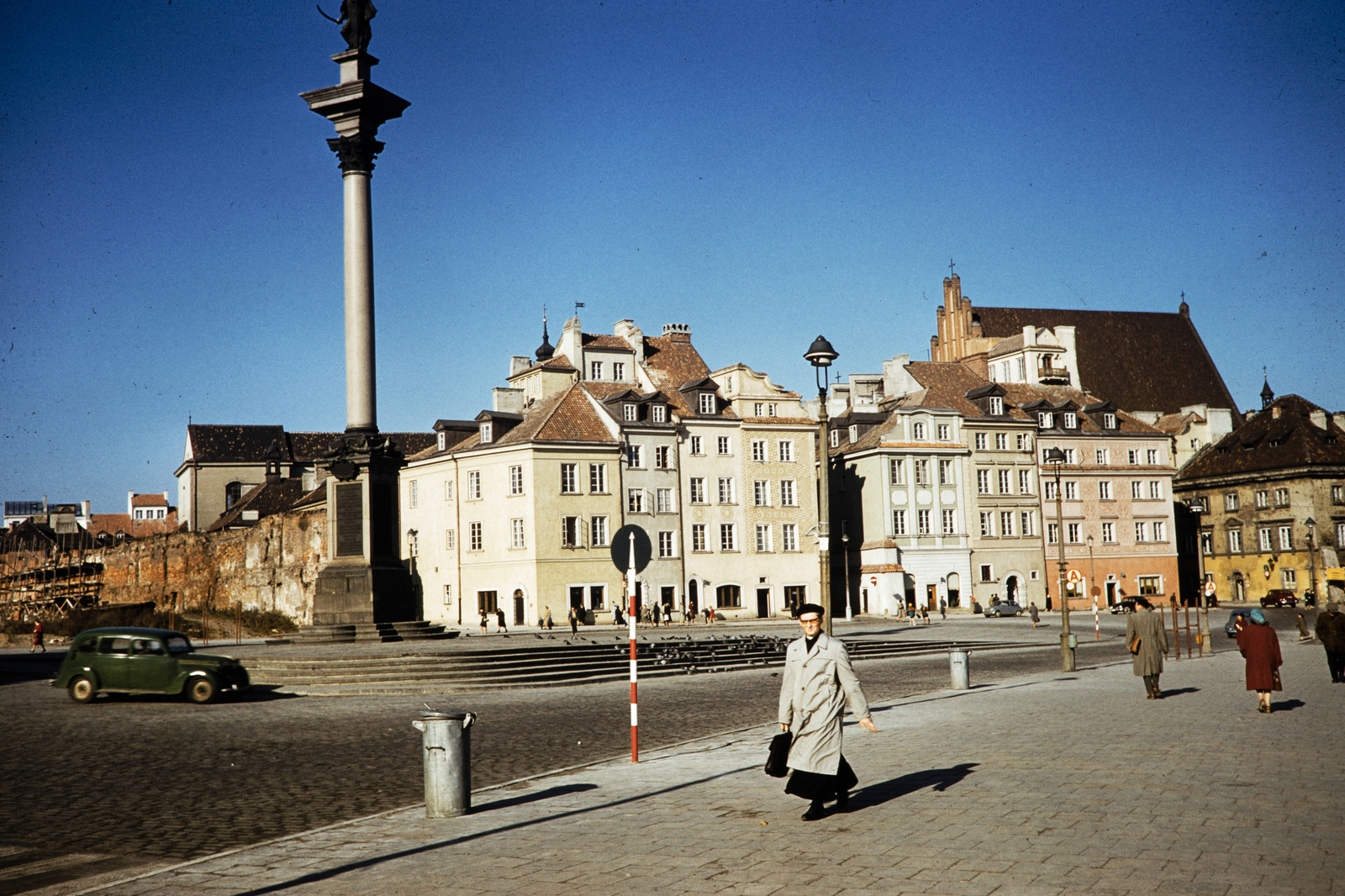 Lengyelország, Varsó, Plac Zamkowy, Zsigmond-oszlop. Jobbra a háttérben a Keresztelő Szent János-székesegyház (Bazylika archikatedralna św. Jana Chrzciciela)., 1960, UWM Libraries, Harrison Forman, színes, utcakép, automobil, oszlop, Fortepan #260307