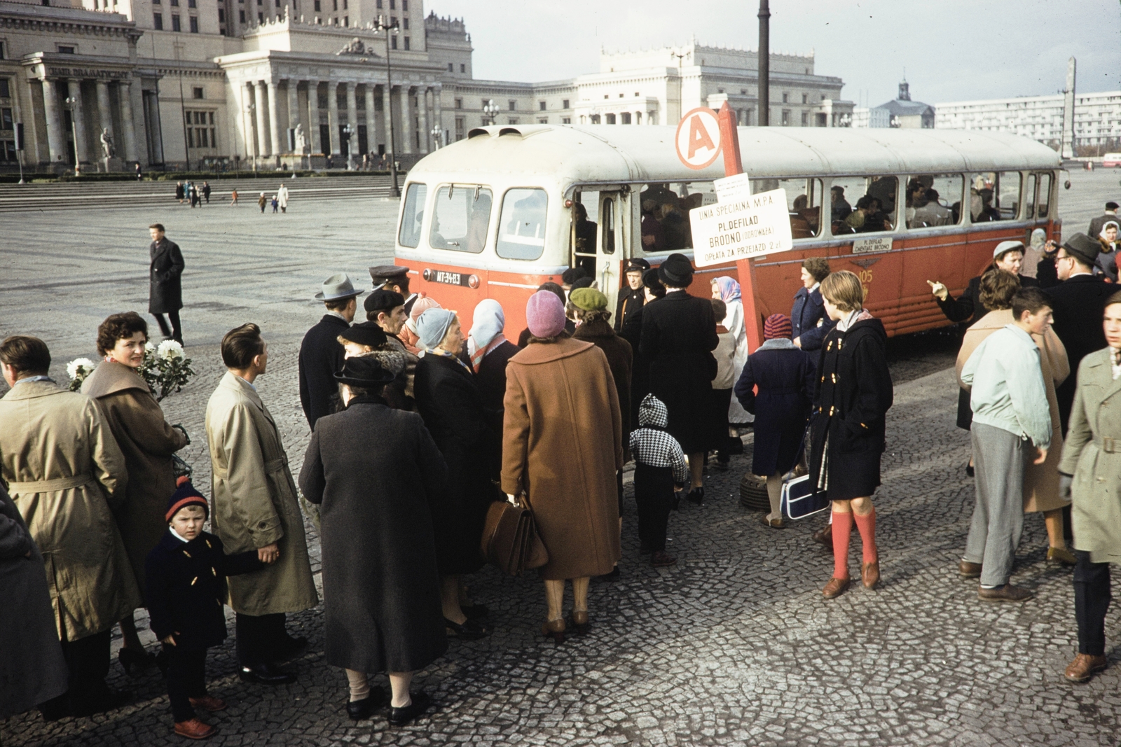 Lengyelország, Varsó, plac Defilad (Felvonulás tér), háttérben balra a Kultúra és Tudomány Palotája., 1960, UWM Libraries, Harrison Forman, autóbusz, sorbanállás, visszanézés, színes, Fortepan #260310
