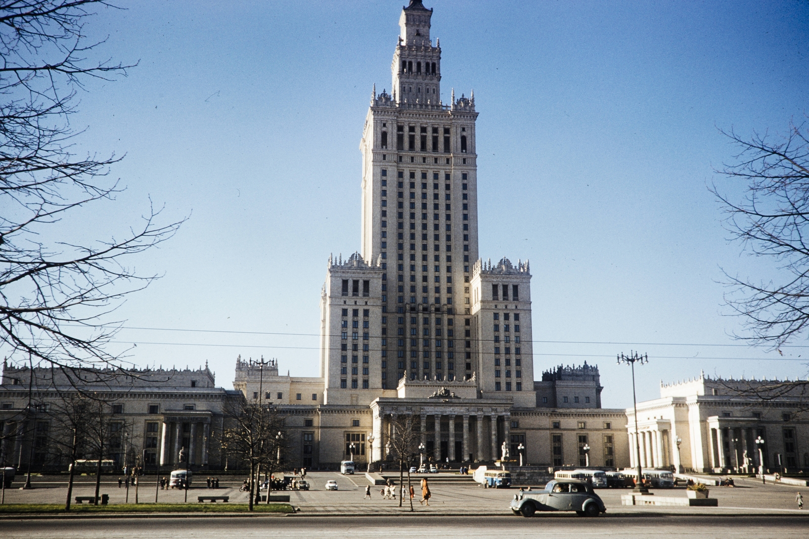 Lengyelország, Varsó, plac Defilad (Felvonulás tér), a Kultúra és Tudomány Palotája., 1960, UWM Libraries, Harrison Forman, színes, Fortepan #260313
