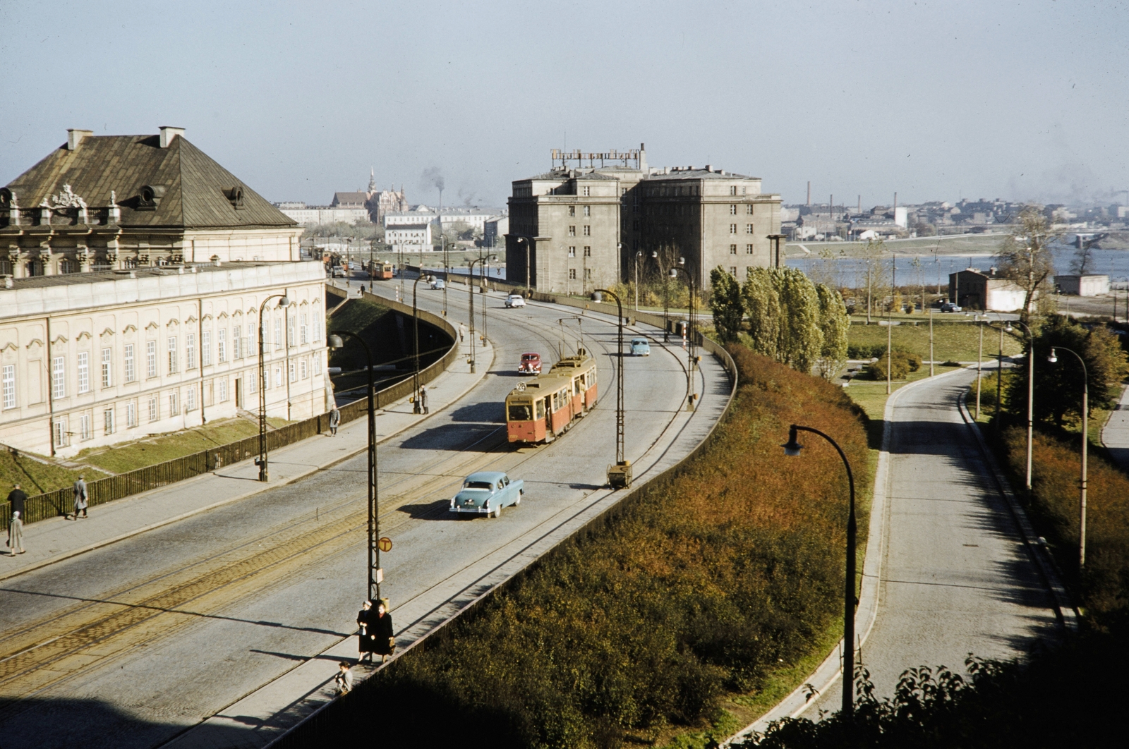 Lengyelország, Varsó, a Slasko-Dabrowski híd óvárosi hídfője. Balra a Réztetős palota (Pałac Pod Blachą)., 1960, UWM Libraries, Harrison Forman, színes, Fortepan #260314