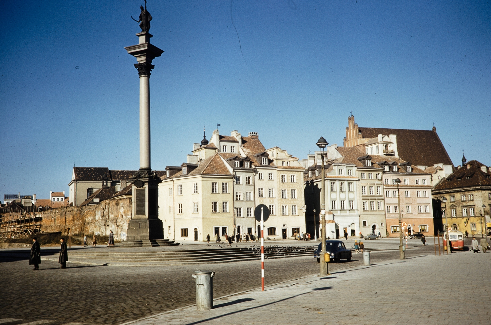 Lengyelország, Varsó, Plac Zamkowy, Zsigmond-oszlop. Jobbra a háttérben a Kersztelő Szent János-székesegyház (Bazylika archikatedralna św. Jana Chrzciciela)., 1960, UWM Libraries, Harrison Forman, színes, emlékmű, Fortepan #260315