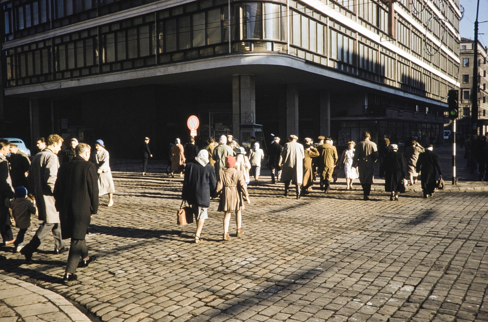 Lengyelország, Varsó, Aleje Jerozolimskie, balra az ulica Krucza , a sarkon a csupaüveg portálos Központi Áruház (Centralny Dom Towarowy / CDT)., 1960, UWM Libraries, Harrison Forman, színes, gyalogátkelő, Fortepan #260316