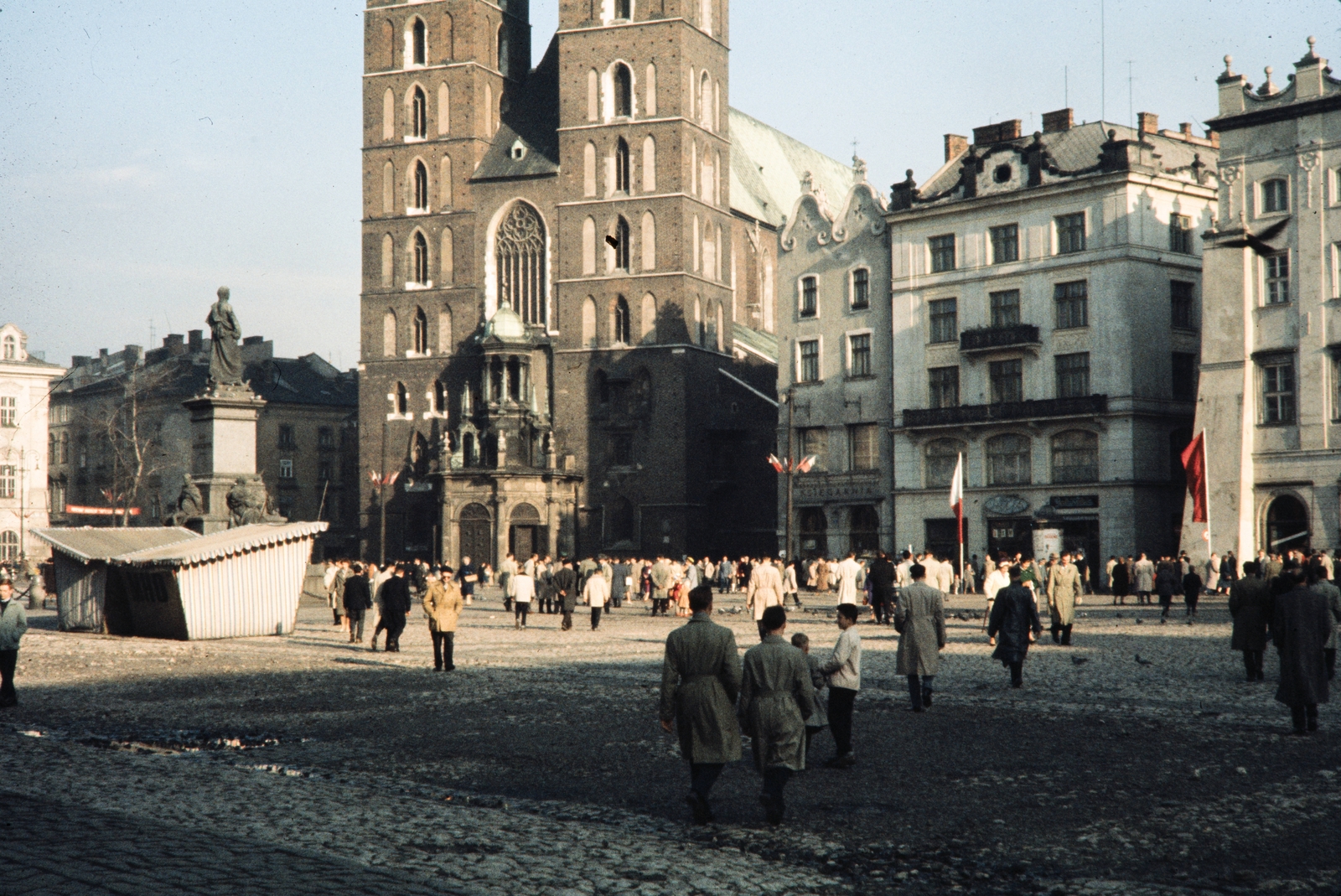 Lengyelország, Krakkó, Rynek Glówny a város főtere, balra az Adam Mickiewicz-emlékmű és a Mária-templom., 1960, UWM Libraries, Harrison Forman, színes, templom, zászló, Fortepan #260319