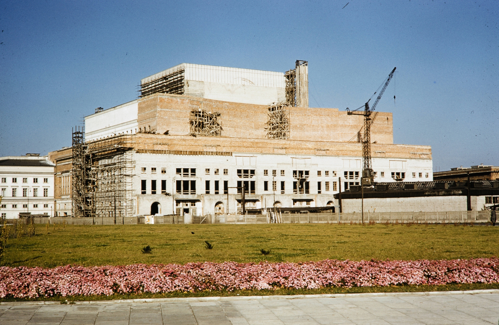 Lengyelország, Varsó, plac marszalka Józefa Piłsudskiego (Zwycięstwa), szemben a Nagyszínház (Teatr Wielki)., 1960, UWM Libraries, Harrison Forman, színes, építkezés, Fortepan #260320