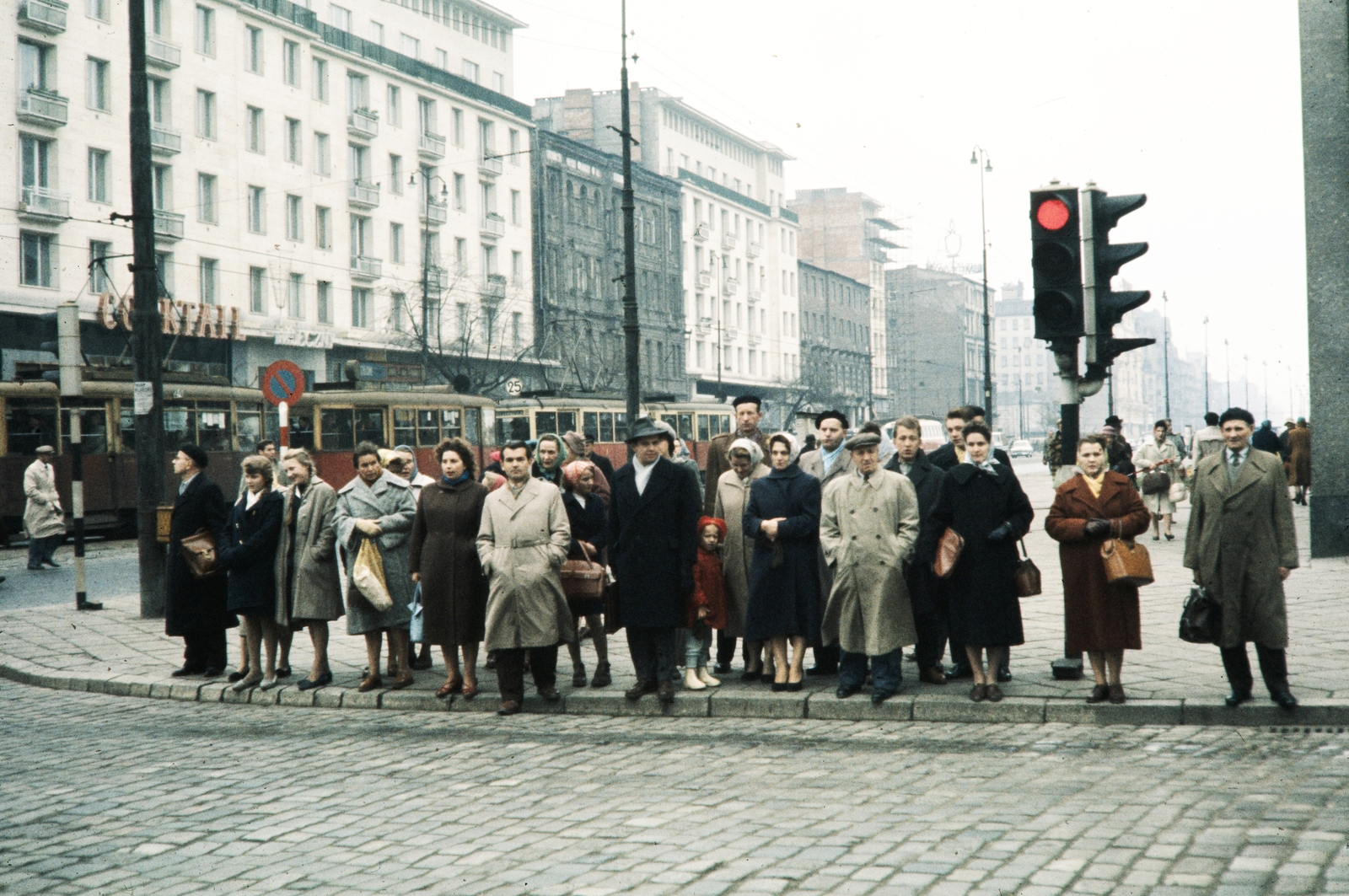 Lengyelország, Varsó, az Aleje Jerozolimskie a Rondo Romana Dmowskiego felé, előtérben az ulica Krucza kereszteződése., 1960, UWM Libraries, Harrison Forman, színes, gyalogátkelő, Fortepan #260324