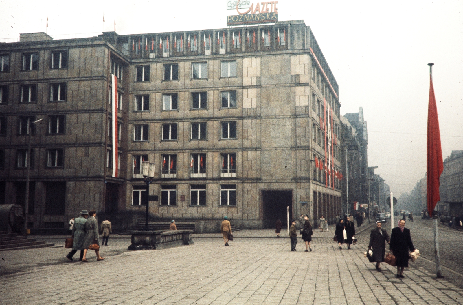 Lengyelország, Poznań, ulica Tadeusza Kościuszki, jobbra az ulica Święty Marcin. A saroképület a Centrum Szyfrów Enigma (egykor Collegium Historicum, ma Collegium Martineum)., 1960, UWM Libraries, Harrison Forman, színes, Fortepan #260326