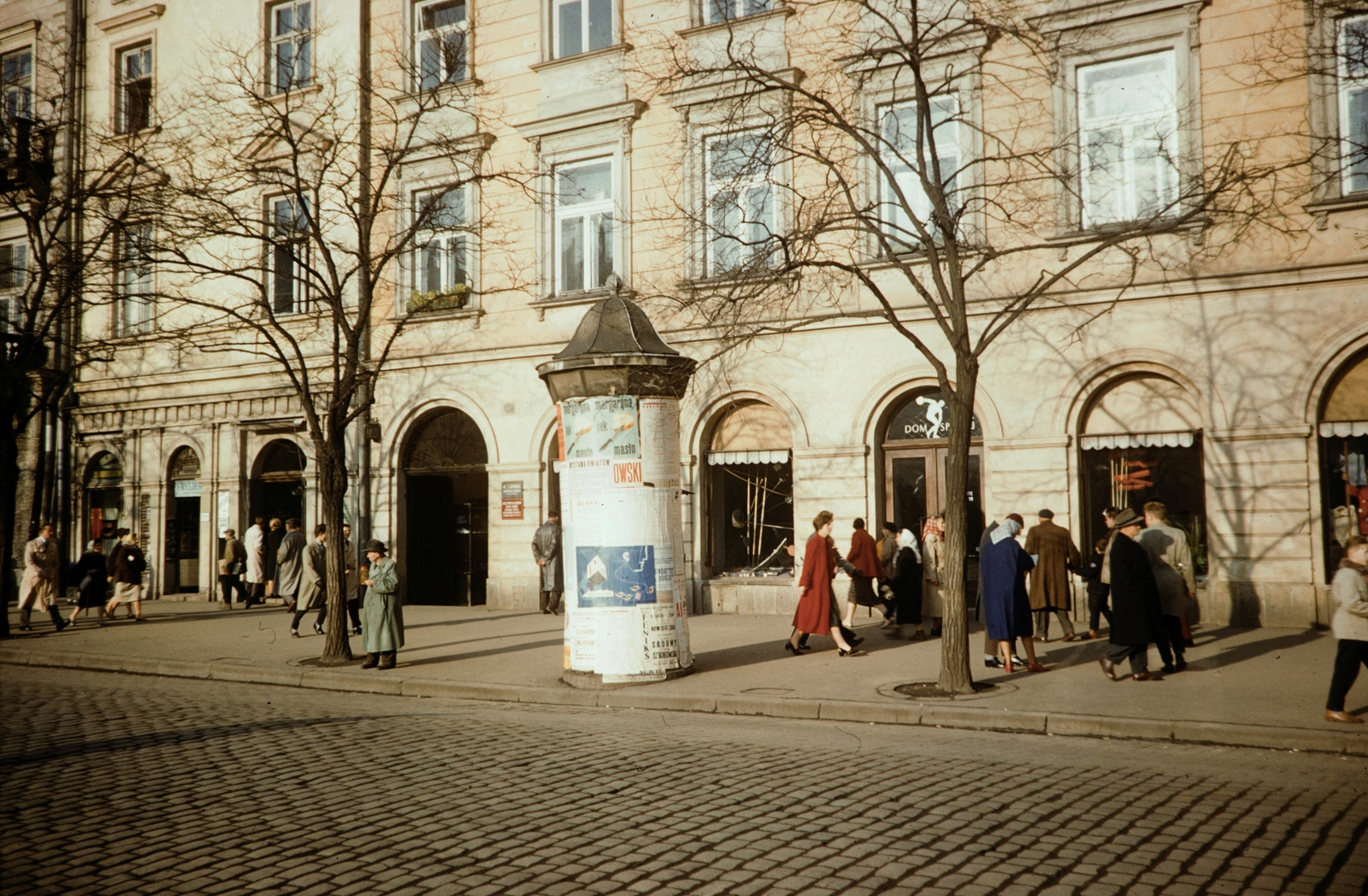Lengyelország, Krakkó, Rynek Glówny, a 43. és 44. számú ház., 1960, UWM Libraries, Harrison Forman, színes, hirdetőoszlop, Fortepan #260327
