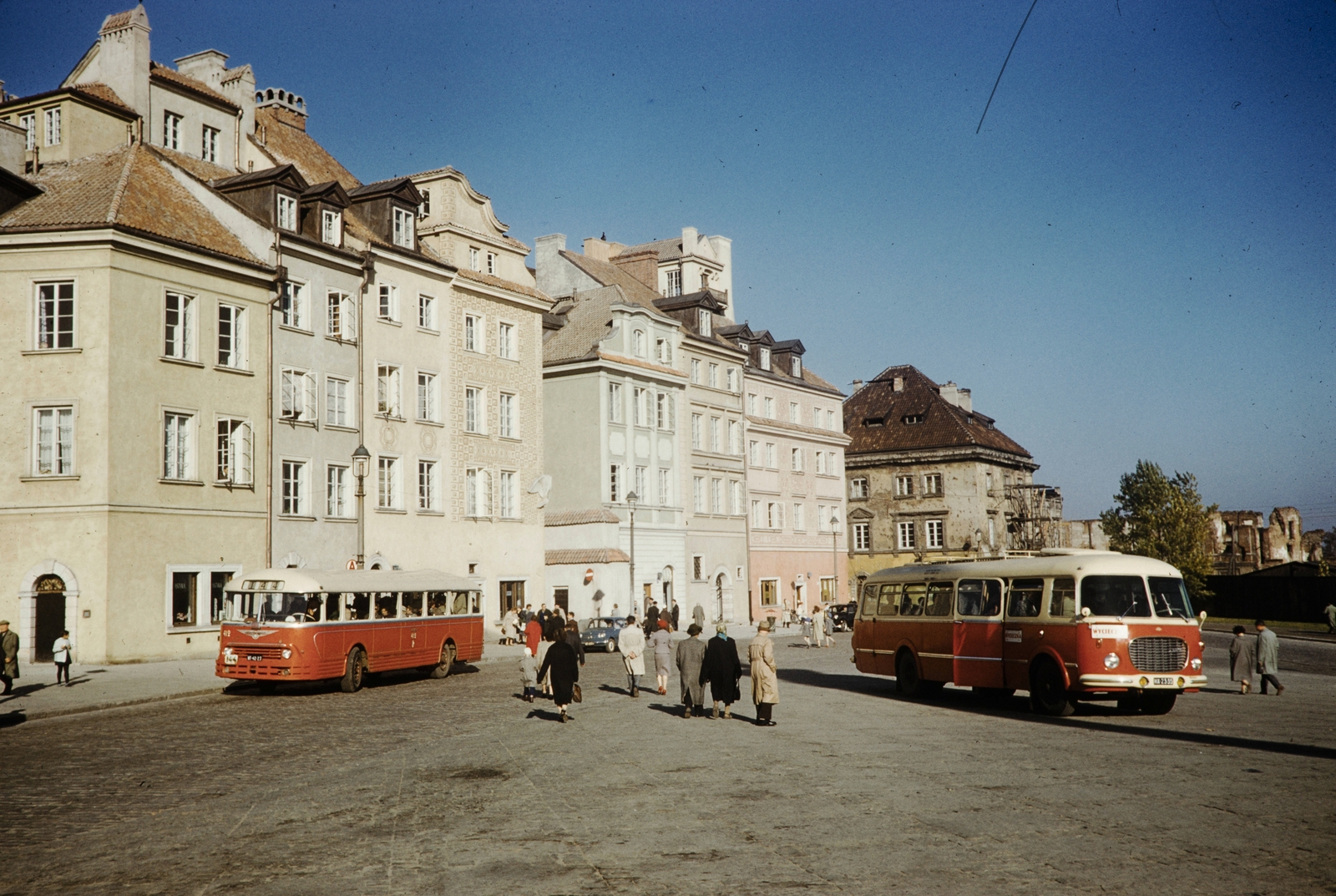 Lengyelország, Varsó, plac Zamkowy, szemben középen az ulica Piwna, jobbra az ulica Świętojańska torkolata., 1960, UWM Libraries, Harrison Forman, autóbusz, színes, Fortepan #260330