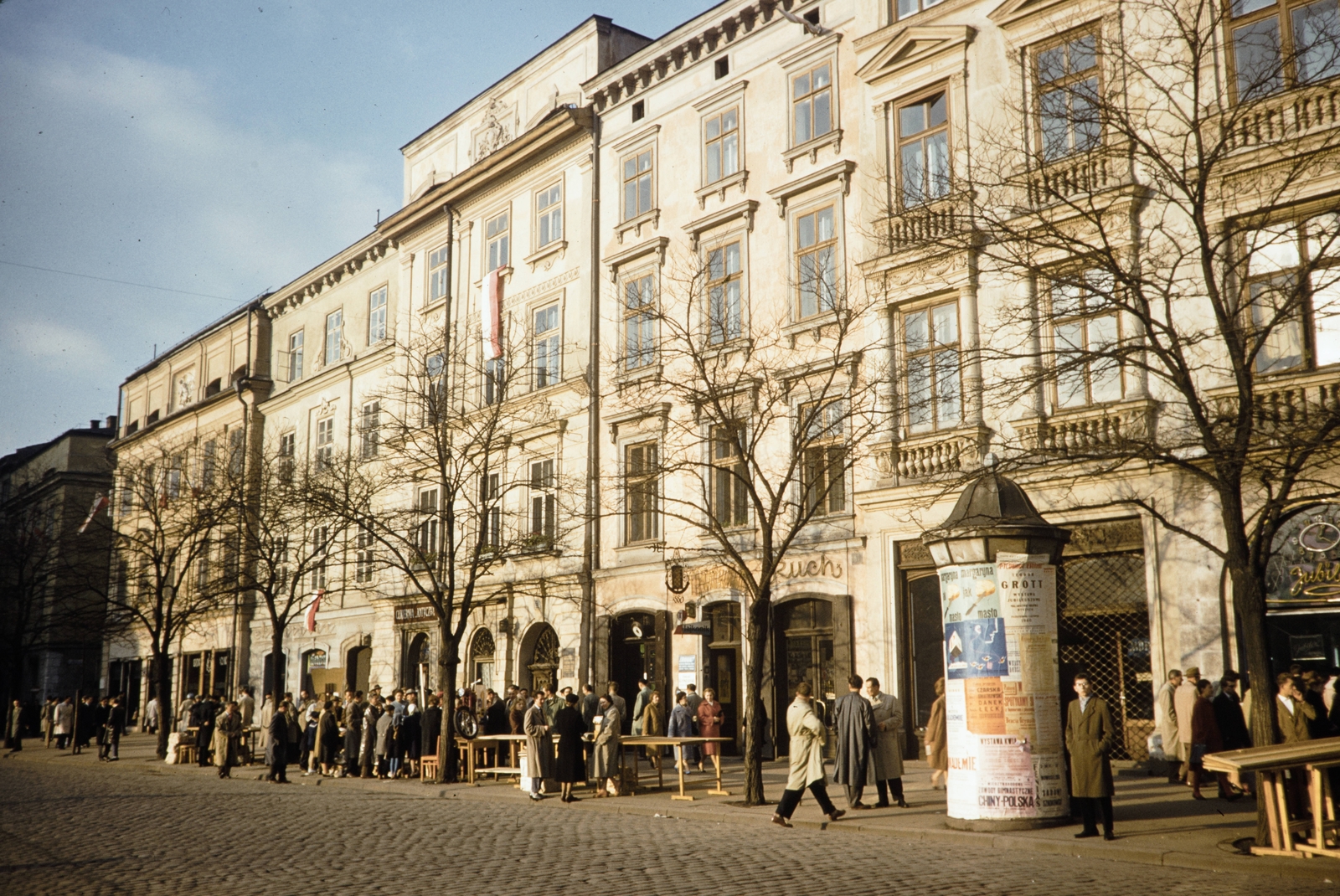 Lengyelország, Krakkó, Rynek Glówny, a város főtere, bal szélen az ulica Świętego Jana torkolata., 1960, UWM Libraries, Harrison Forman, színes, Fortepan #260336