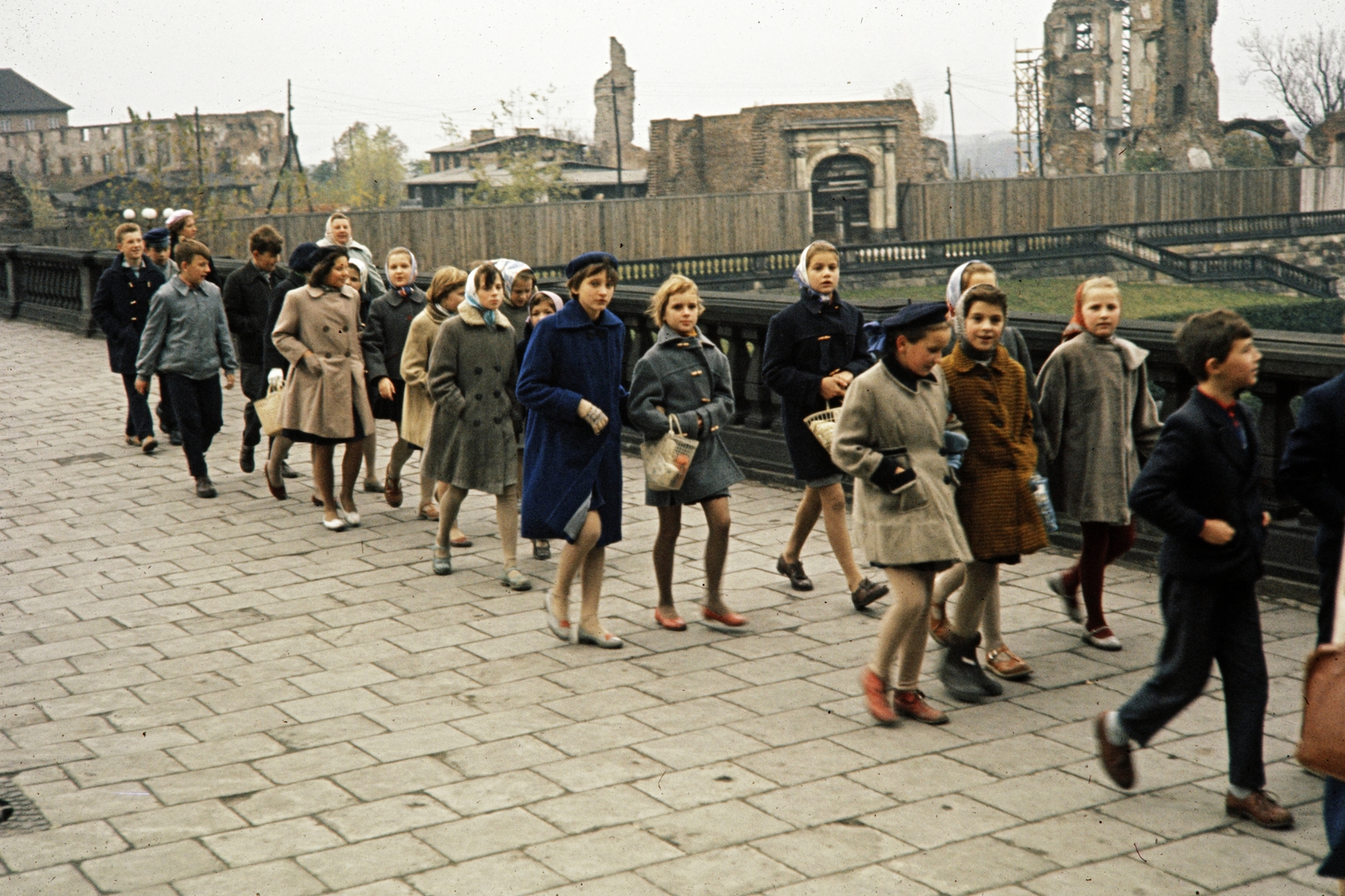 Lengyelország, Varsó, az ulica Krakowskie Przedmiescie az aleja Solidarności (gen. Karola Świerczewskiego) alagútja felett, háttérben a Királyi Palota romjai., 1960, UWM Libraries, Harrison Forman, színes, diák, Fortepan #260340