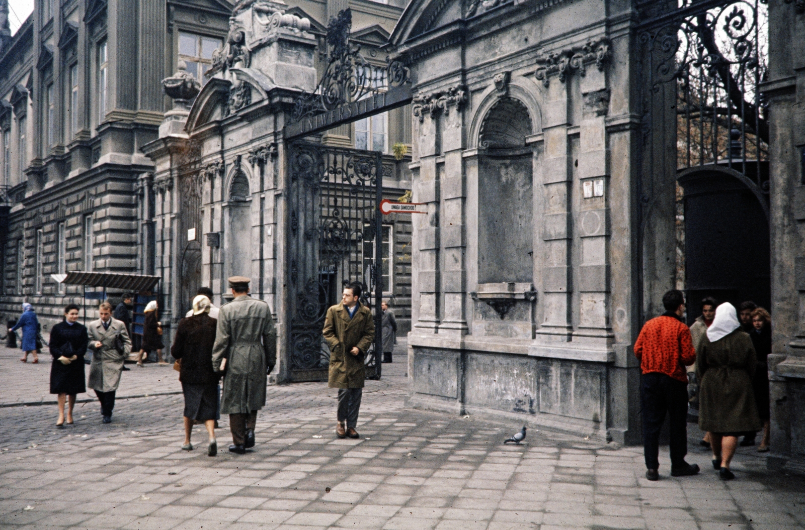 Lengyelország, Varsó, ulica Krakowskie Przedmieście 26-28., a Varsói Egyetem főbejárata., 1960, UWM Libraries, Harrison Forman, színes, szoborfülke, Fortepan #260342