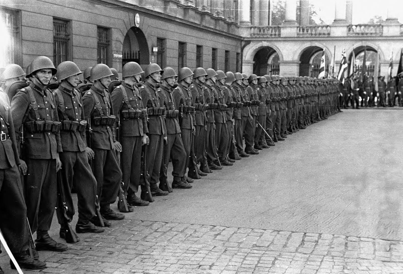 Poland, Warsaw, Szász Palota., 1939, UWM Libraries, Polish soldier, helmet, Fortepan #260355