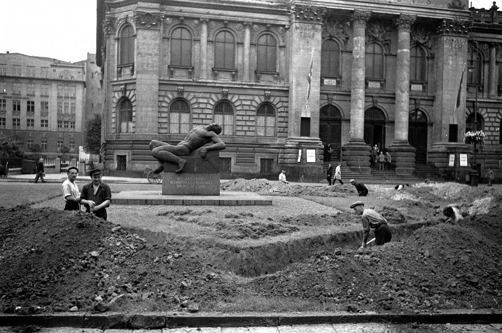 Poland, Warsaw, plac Stanisława Małachowskiego, Pomnik Peowiaka / pomnik Poległych Żołnierzy Polskiej Organizacji Wojskowej (Edward Wittig, 1933.). Háttérben jobbra a Zachęta Narodowa Galeria Sztuki., 1939, UWM Libraries, Best of, Fortepan #260359