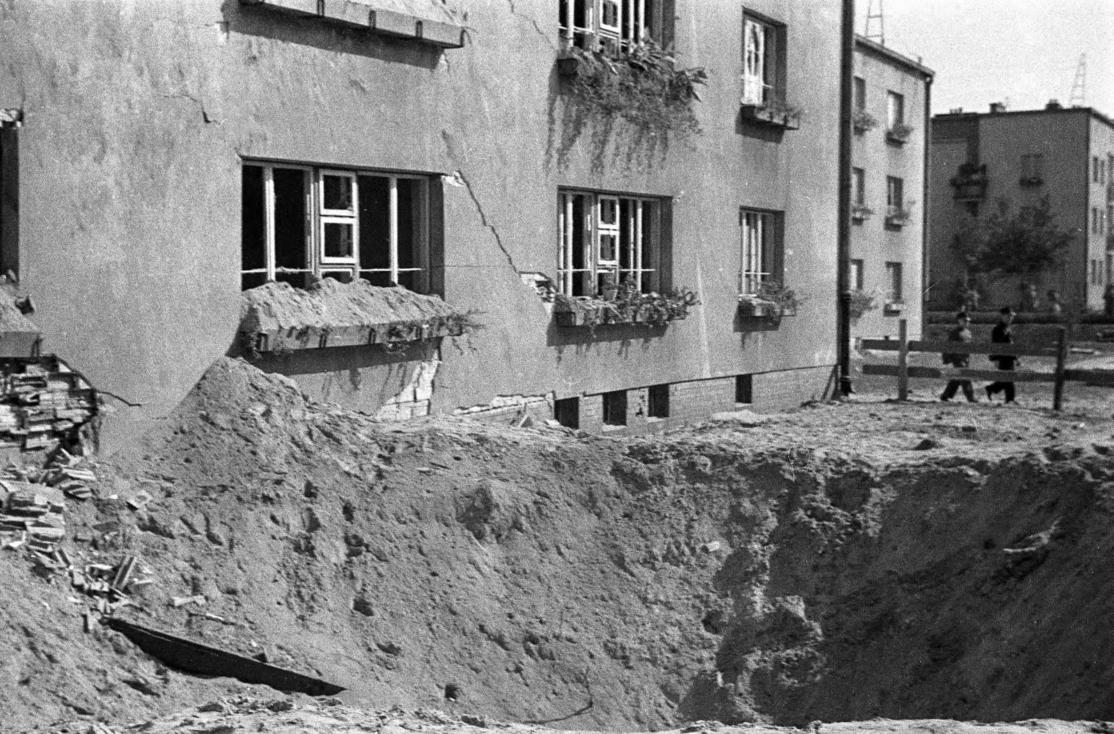 Poland, Warsaw, a II. világháború első napjaiban ledobott bomba tölcsére az ulica Obozowa 74. számú ház ulica Bolecha felőli szárnya előtt., 1939, UWM Libraries, bomb crater, Fortepan #260364