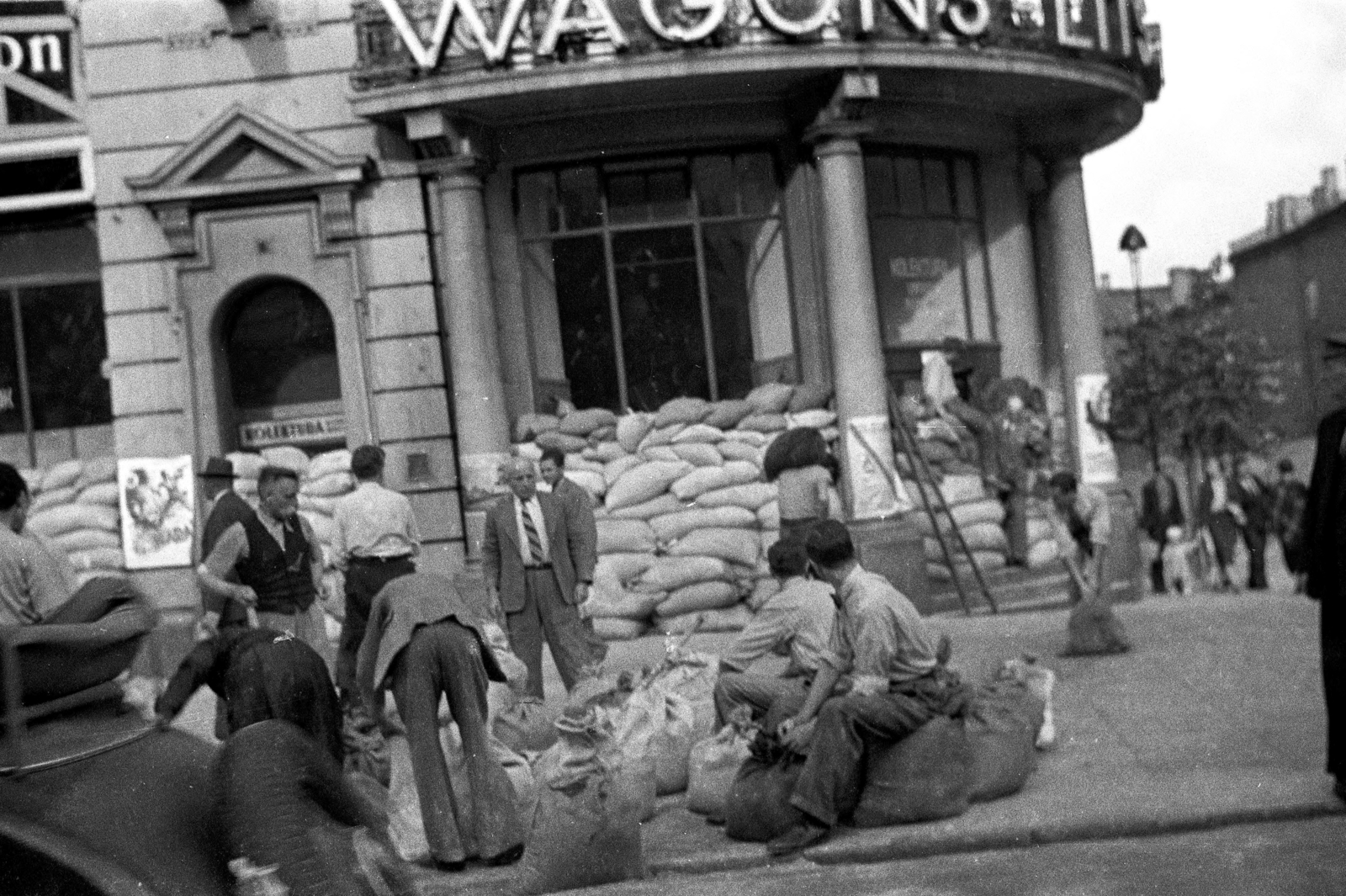 Lengyelország, Varsó, ulica Krakowskie Przedmiescie - ulica Karowa sarok, szemben a Hotel Bristol., 1939, UWM Libraries, Harrison Forman, homokzsák, Fortepan #260369