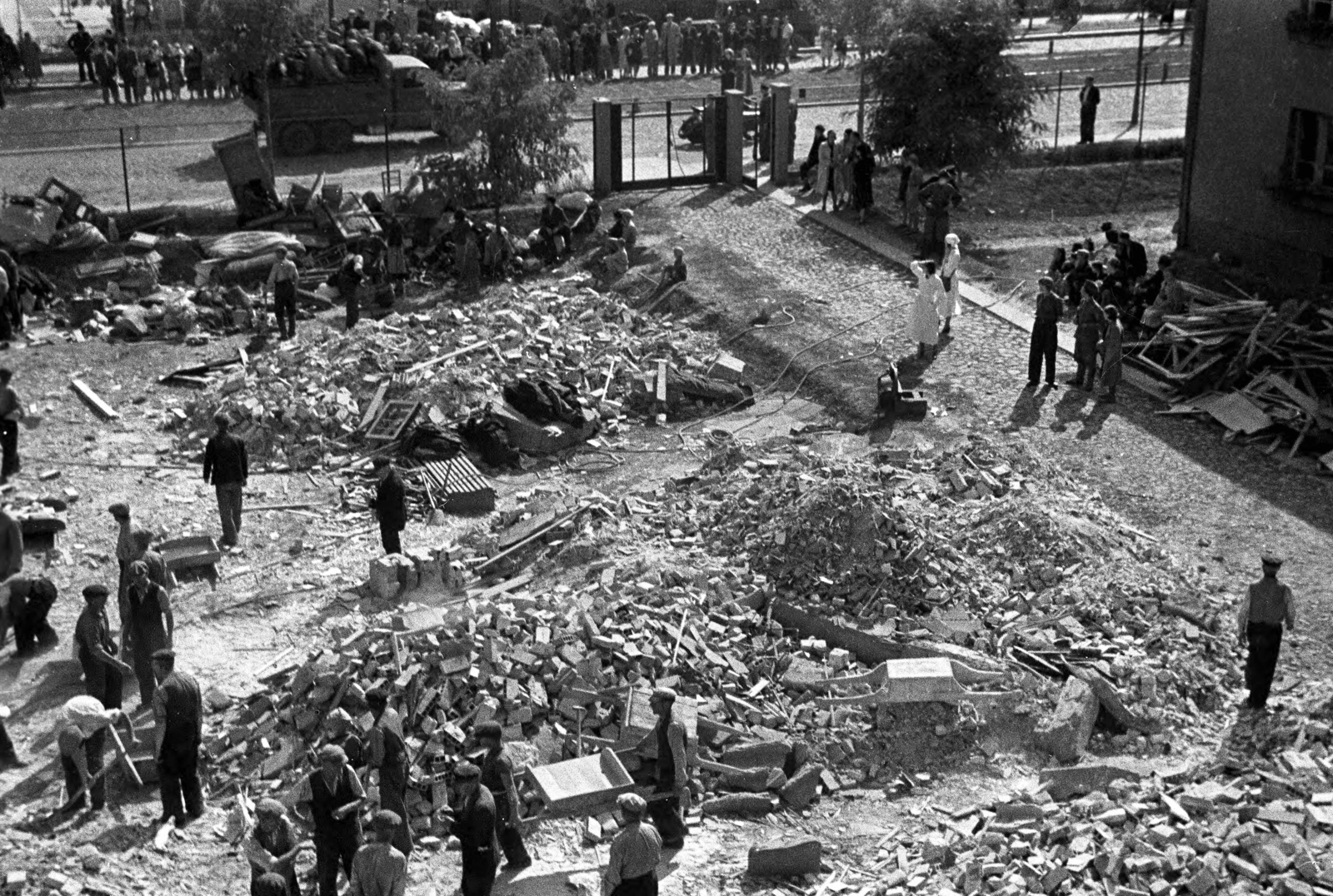 Lengyelország, Varsó, a II. világháború első napjaiban lebombázott ulica Obozowa 76. romjai., 1939, UWM Libraries, Harrison Forman, épületkár, építkezés, tégla, Fortepan #260370