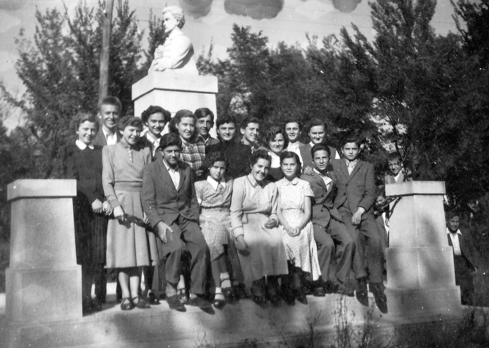 Hungary, Kübekháza, Petőfi tér. Háttérben az 1848–49-es forradalom és szabadságharc 100. évfordulóján leleplezett Petőfi szobor., 1950, Arina, youth, sculpture, monument, tableau, Petőfi-portrayal, Fortepan #26039
