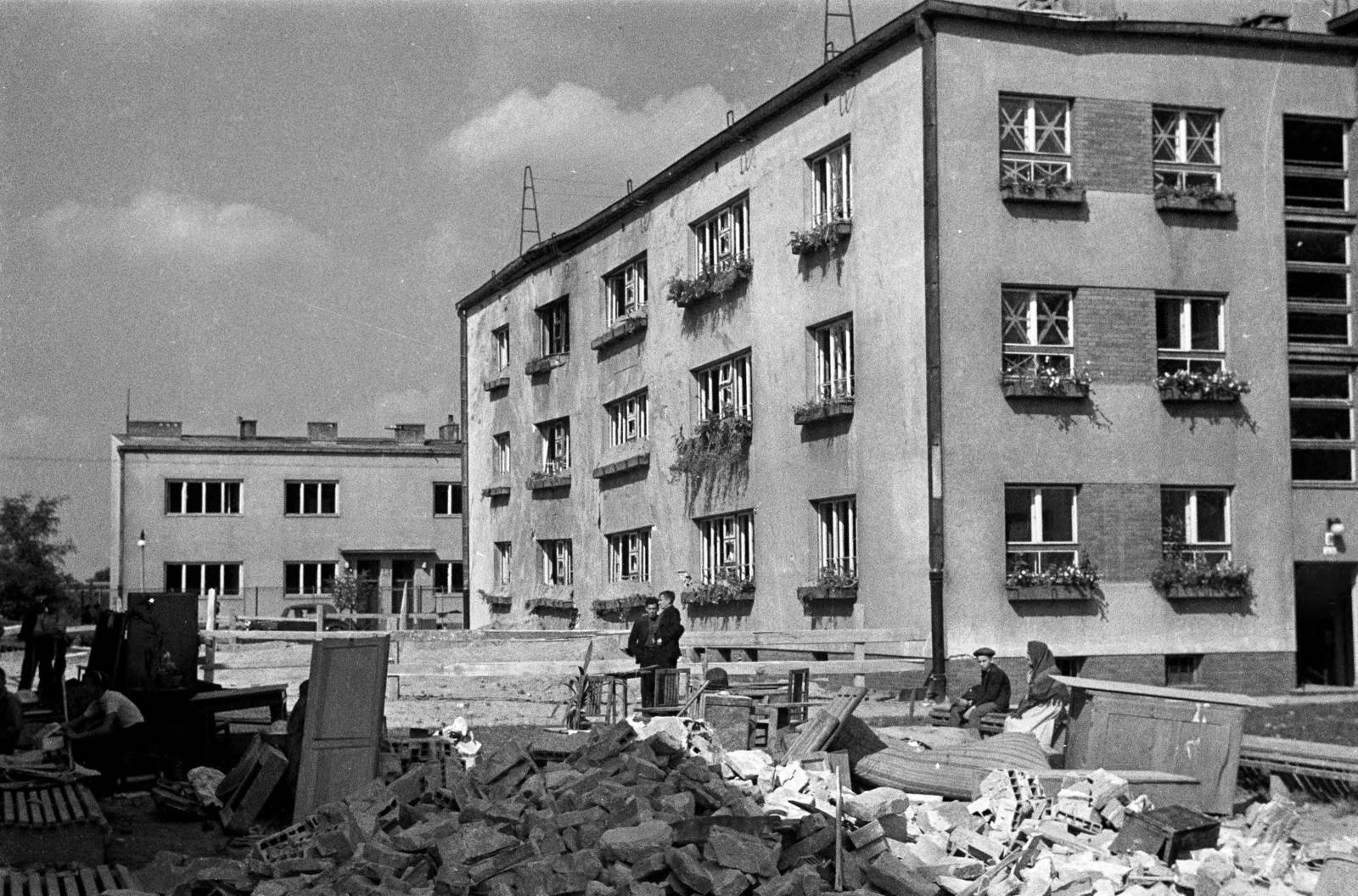 Poland, Warsaw, a II. világháború első napjaiban lebombázott ulica Obozowa 76. számú ház udvara, jobbra a 74-es számú ház ulica Bolecha felőli szárnya, előtte egy elkerített bombatölcsér., 1939, UWM Libraries, Fortepan #260394