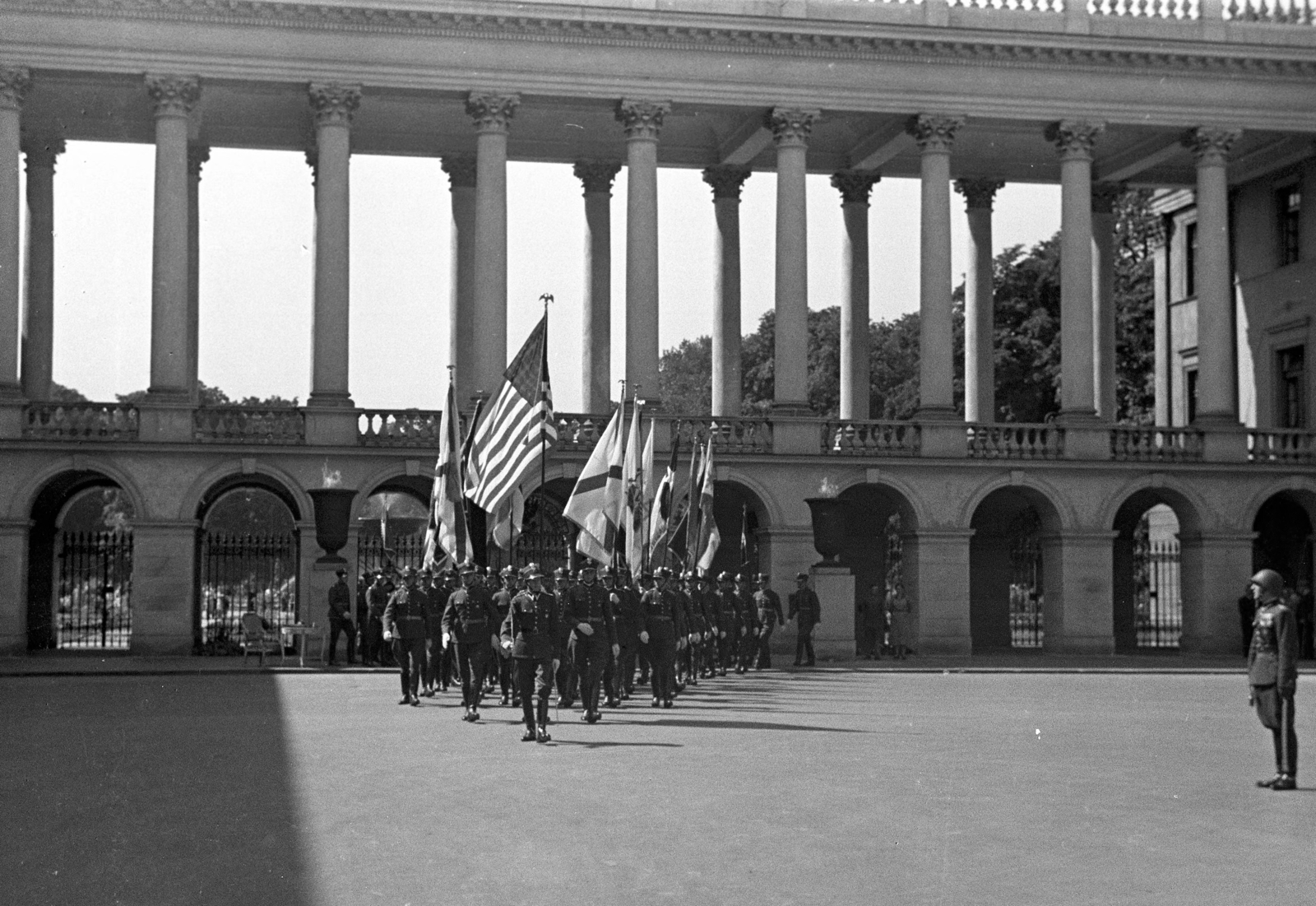 Poland, Warsaw, Szász Palota., 1939, UWM Libraries, parade, flag, soldier, march, Fortepan #260398