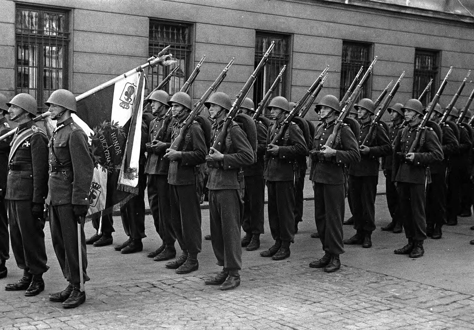 Poland, Warsaw, Szász Palota., 1939, UWM Libraries, parade, Polish soldier, flag, helmet, gun, Fortepan #260402