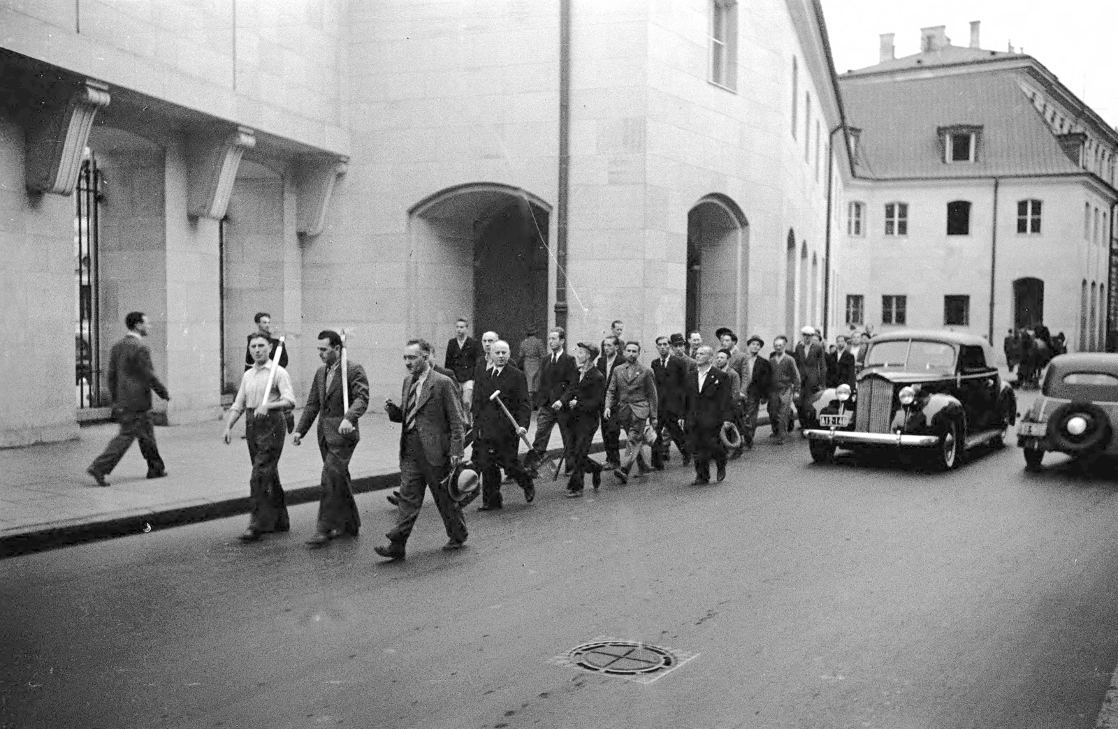 Lengyelország, Varsó, ulica Wierzbowa, balra a Brühl-palota., 1939, UWM Libraries, Harrison Forman, ásó, kalap kézben, Packard-márka, automobil, Fortepan #260406