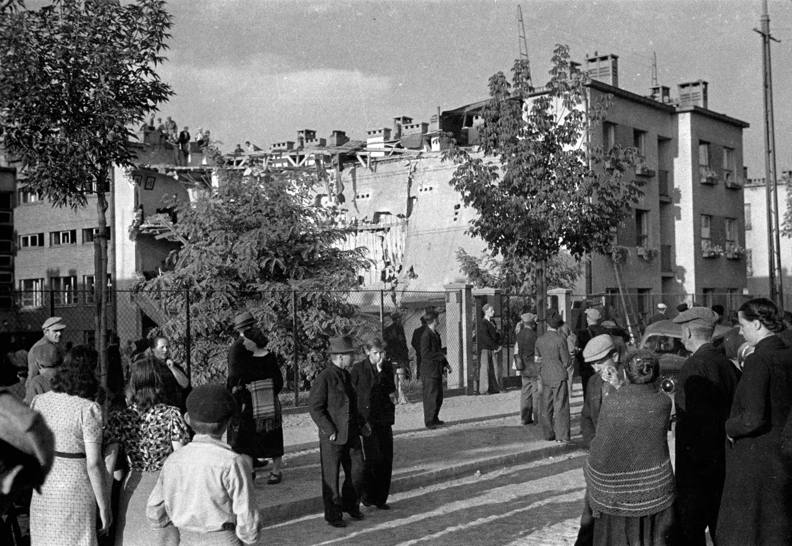 Poland, Warsaw, ulica Obozowa, háttérben a II. világháború első napjaiban lebombázott 74. számú épület., 1939, UWM Libraries, Fortepan #260407