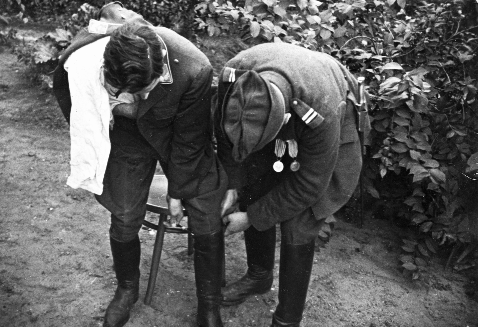 Poland, Warsaw, ulica Nowolipie 72., a baptista templom udvara. Balra a város első légitámadása során lelőtt egyik német repülőgép pilótája, jobbra egy lengyel tiszt. A felvétel 1939. szeptember elején készült., 1939, UWM Libraries, German soldier, prisoner of war, medal, boots, wounded, Polish soldier, Fortepan #260417