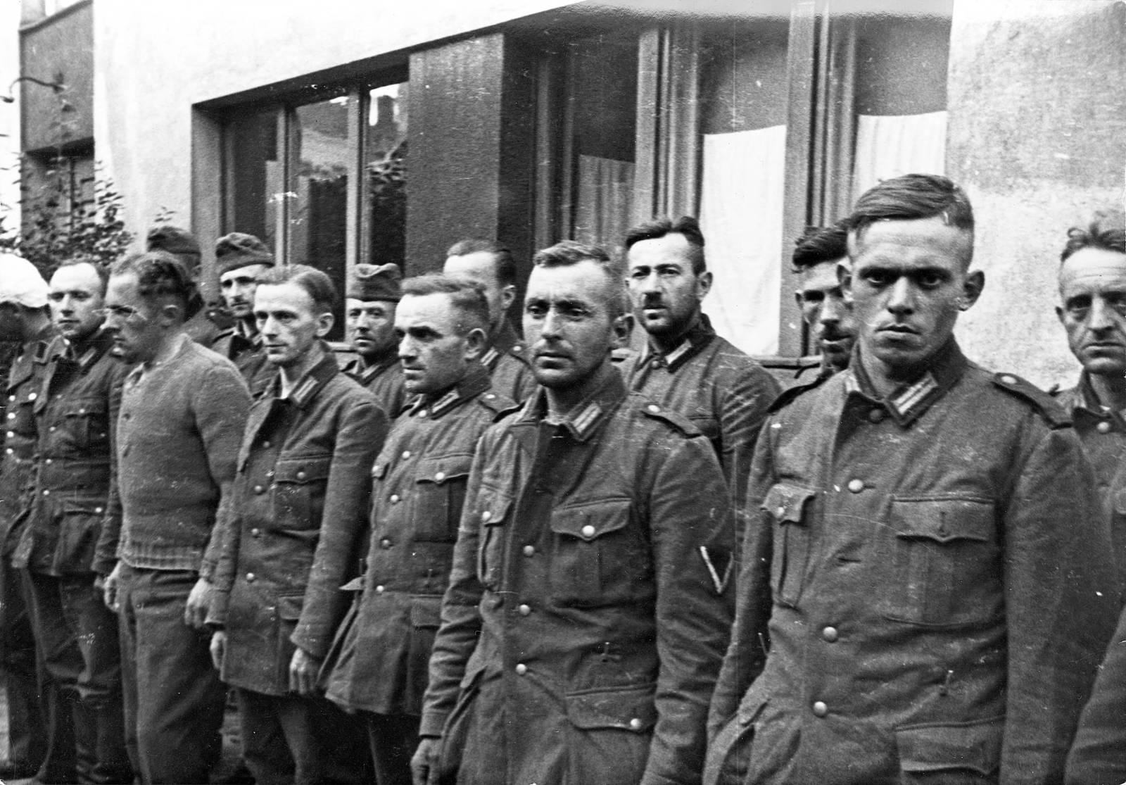 Poland, Warsaw, ulica Nowolipie 72., baptista templom, német hadifoglyok. A felvétel 1939. szeptember elején készült., 1939, UWM Libraries, Best of, German soldier, prisoner of war, Fortepan #260420