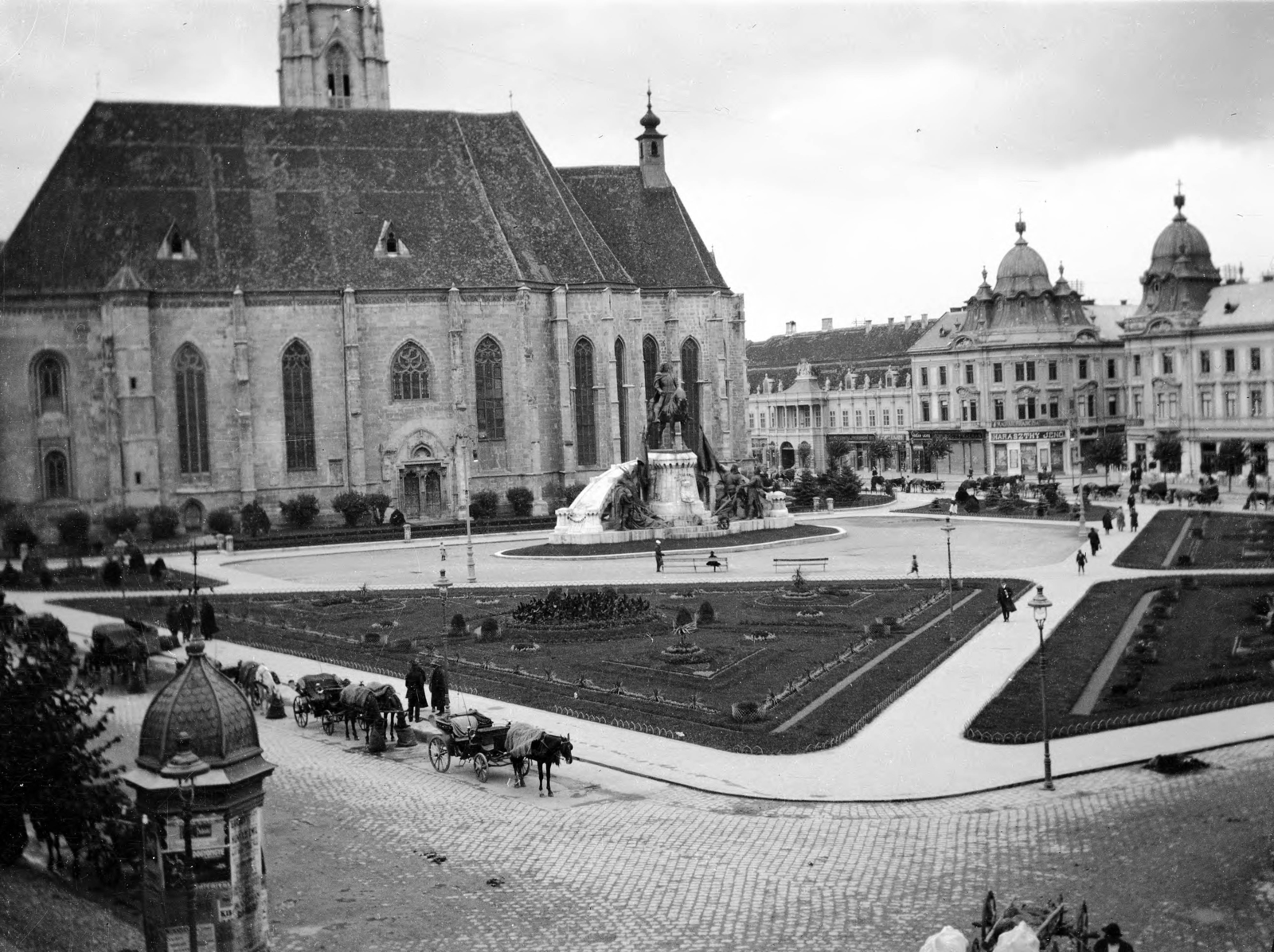 Románia,Erdély, Kolozsvár, Fő tér, balra a Szent Mihály-templom és Hunyadi Mátyás emlékműve., 1913, UWM Libraries, Frederick Gardner Clapp, hirdetőoszlop, fiáker, Fortepan #260443