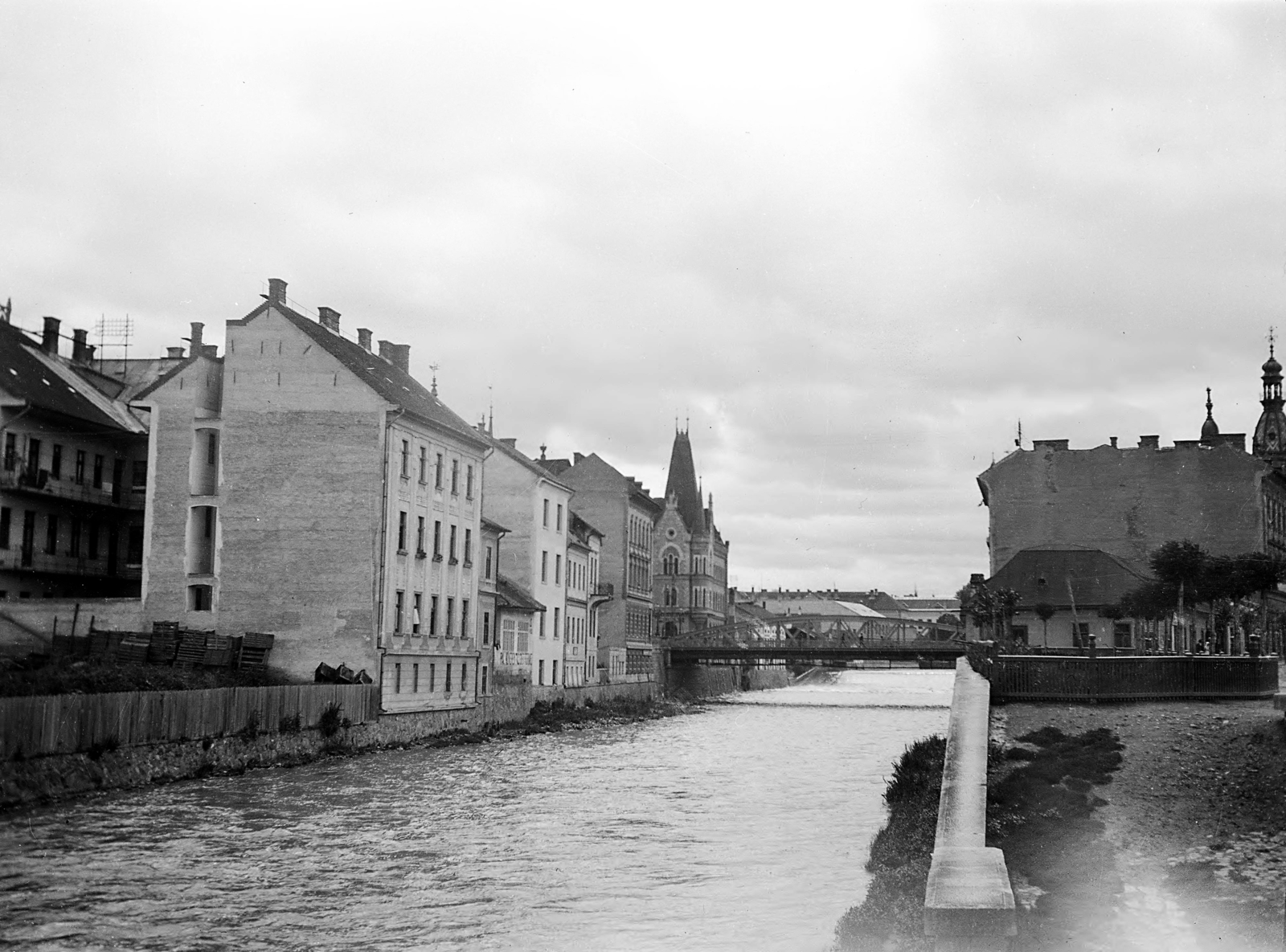 Romania,Transylvania, Cluj-Napoca, a Szamos-part a Radák utca (Strada Dacia) felől a Szamos-híd felé nézve., 1913, UWM Libraries, shore, bridge, firewall, Fortepan #260444