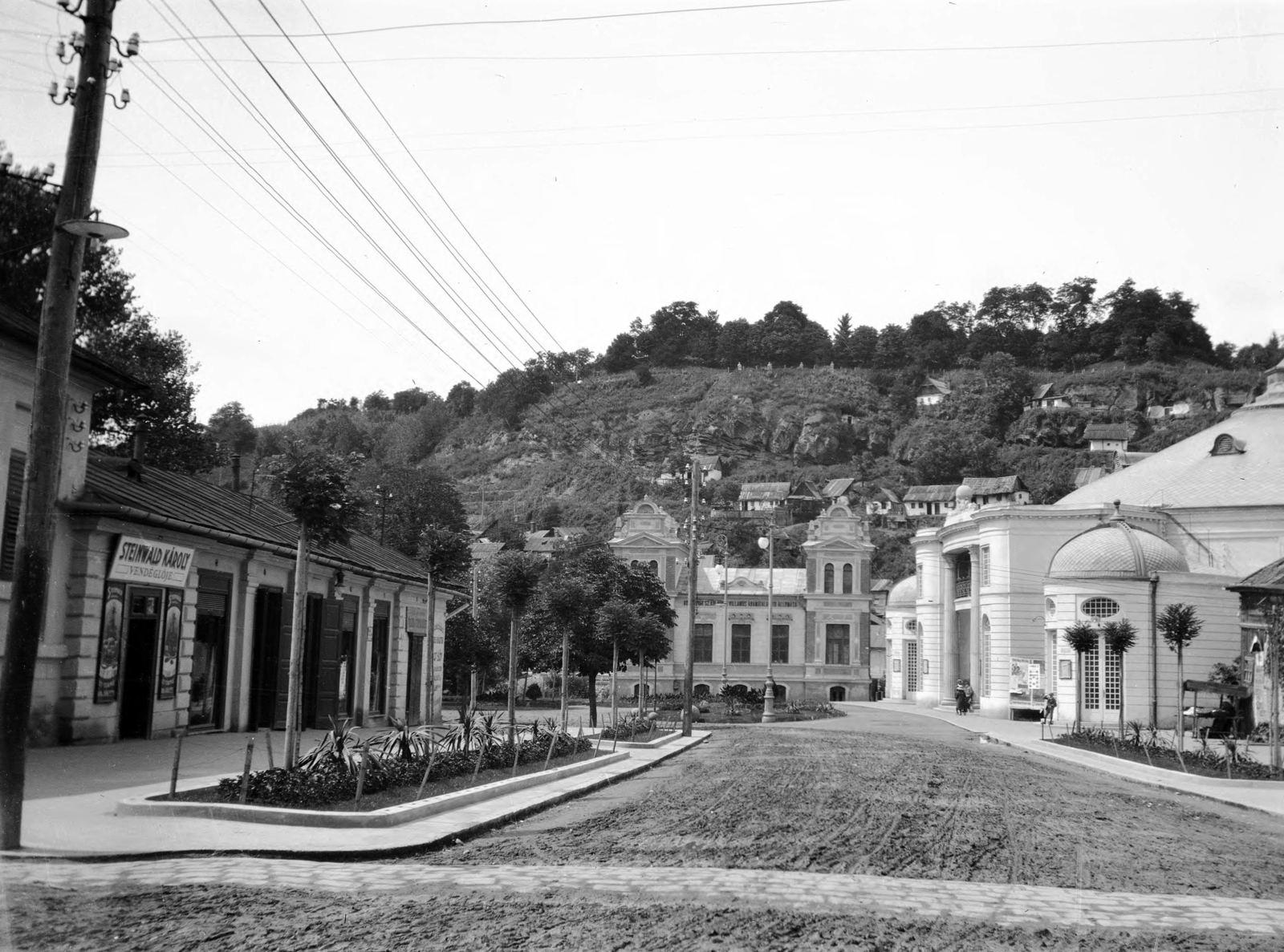 Romania,Transylvania, Cluj-Napoca, Bartha Miklós utca (Sétatér utca, Strada Emil Isac), szemben a város villamos áramátalakító állomása, háttérben a Szamos partján álló házak. Jobbra a Nyári Színház (később az Állami Magyar Színház) található a helyén., 1930, UWM Libraries, street view, theater, Fortepan #260448