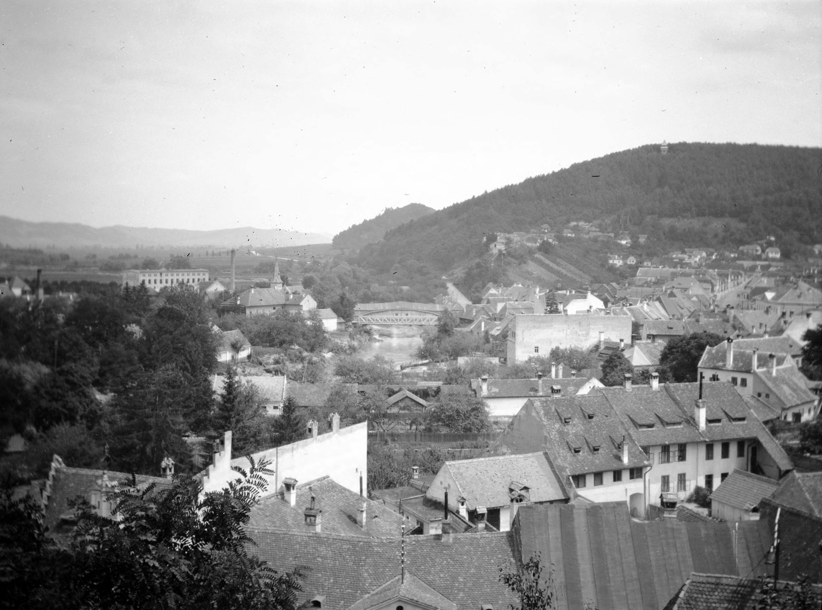 Romania,Transylvania, Sighişoara, Piața Muzeului, kilátás a Megyeházától (később Polgármesteri Hivatal), középen a Nagy-Küküllő folyó feletti híd., 1913, UWM Libraries, Fortepan #260456