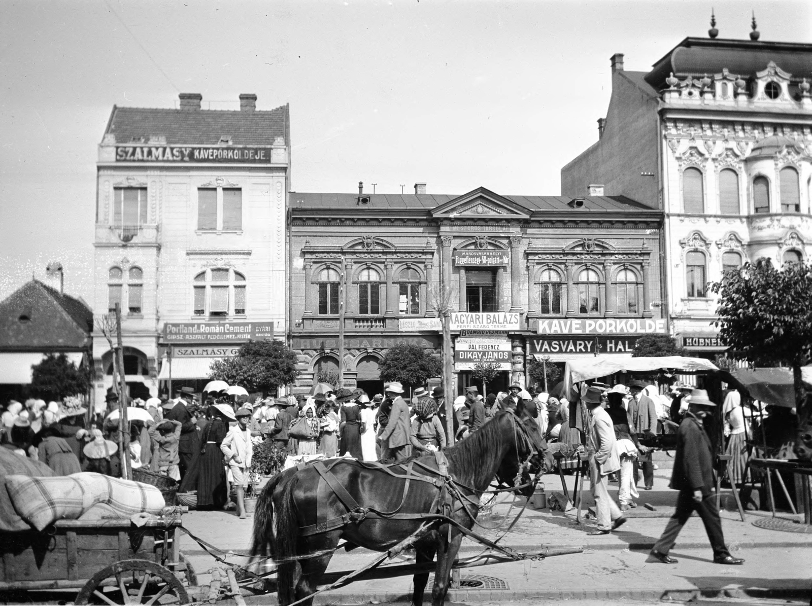 Románia,Erdély, Marosvásárhely, Rózsák tere (Piata Trandafirilor, ekkor Ferdinánd király tér, Piata Regele Ferdinand). Középen az egyemeletes épület a Mészáros Ipartársulat székháza, ettől jobbra a Bányai-ház., 1930, UWM Libraries, Best of, lovaskocsi, kávépörkölő, napernyő, piac, Fortepan #260458