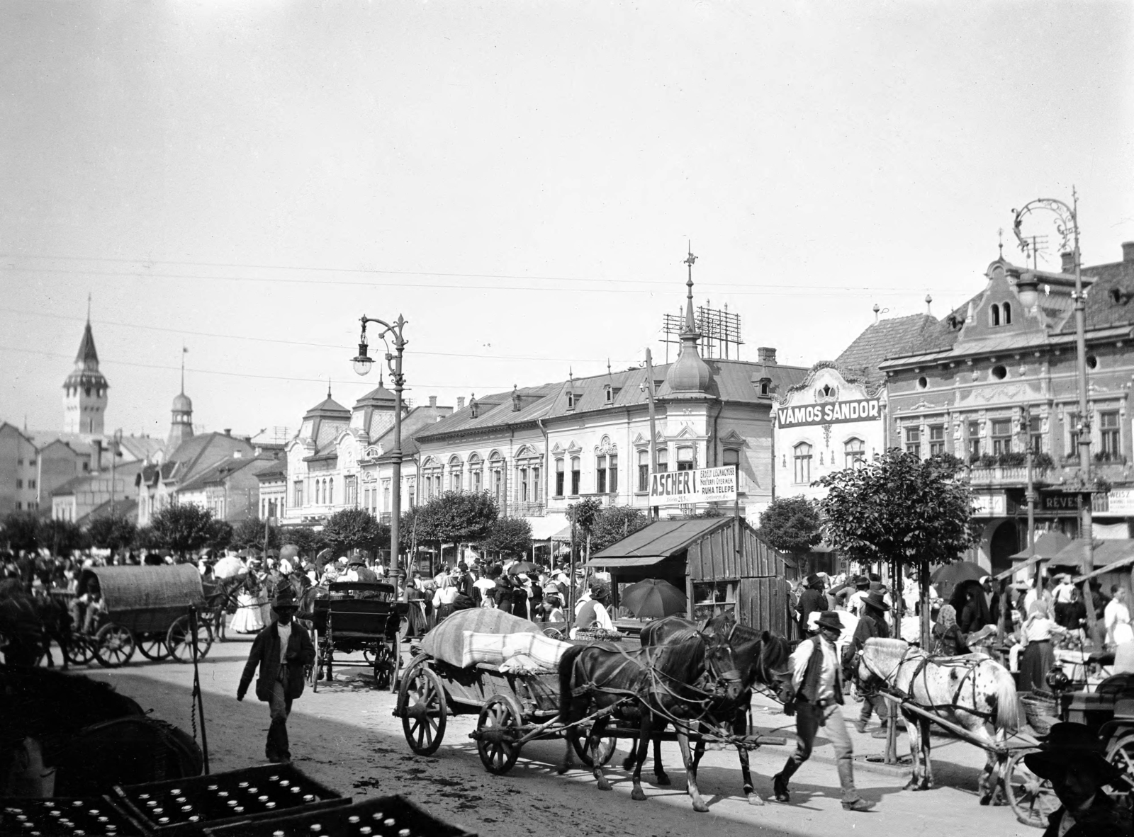 Románia,Erdély, Marosvásárhely, Rózsák tere (Piata Trandafirilor, ekkor Ferdinánd király tér / Piata Regele Ferdinand), balra a Városháza tornya., 1930, UWM Libraries, lovaskocsi, napernyő, rekesz, piac, Fortepan #260459