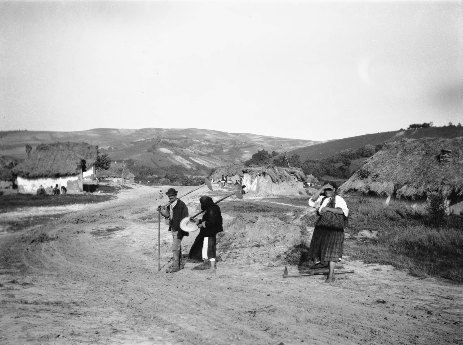 Romania,Transylvania, cigány falu., 1913, UWM Libraries, folk costume, hoe, straw hat, thatched roof, jar, Fortepan #260474