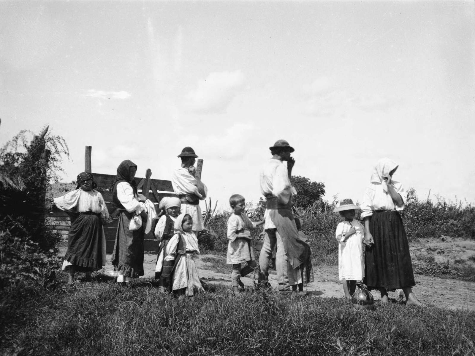 Romania,Transylvania, magyarok csoportja., 1913, UWM Libraries, folk costume, gaping, Fortepan #260475