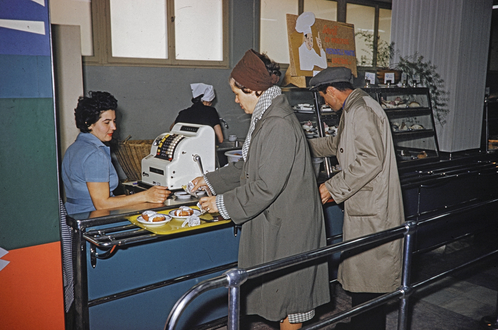 Románia, Bukarest, önkiszolgáló bűfé., 1960, UWM Libraries, Harrison Forman, pénztárgép, önkiszolgáló, üzletbelső, étterem, színes, Fortepan #260497