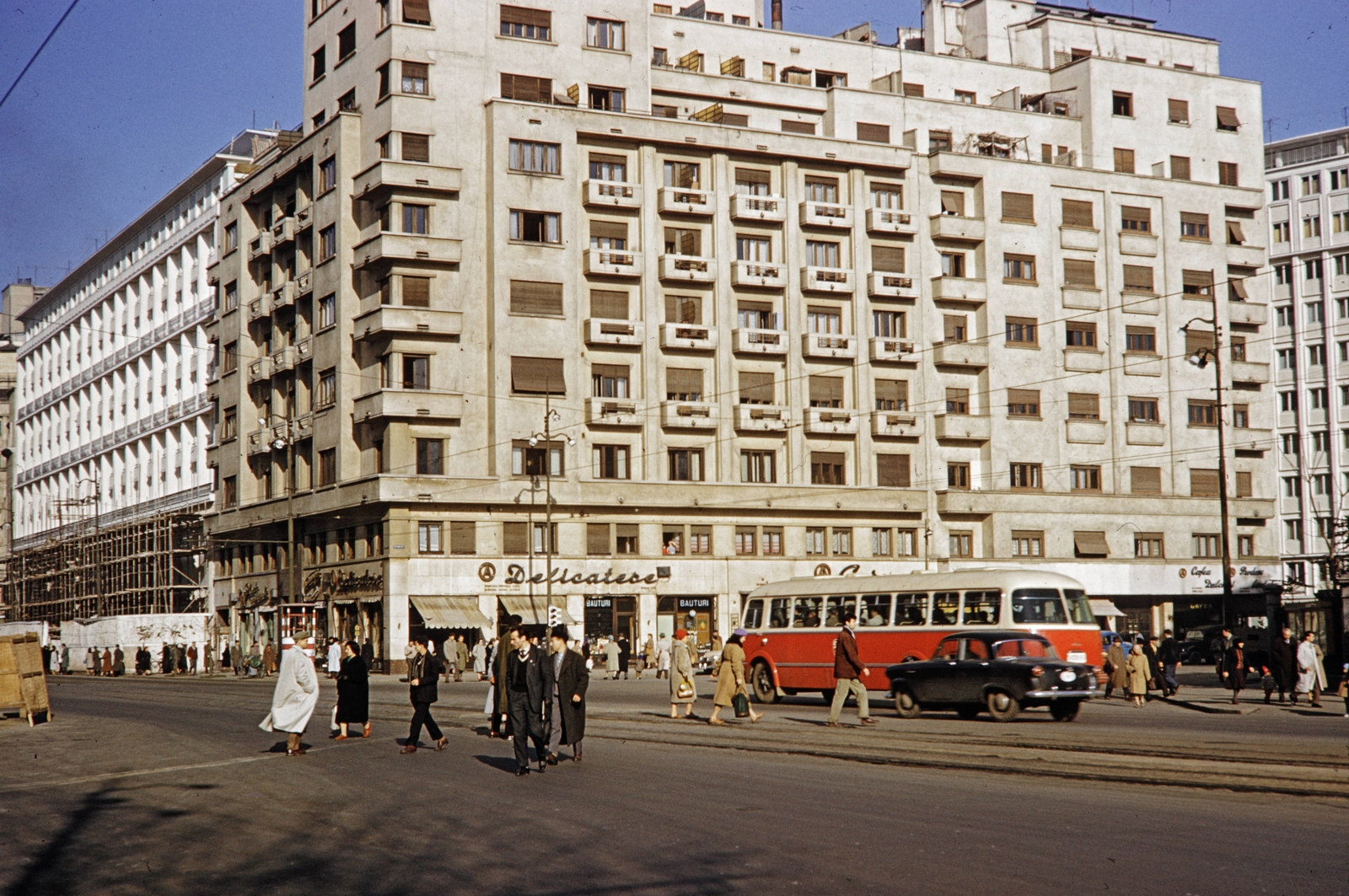 Románia, Bukarest, Bulevardul Nicolae Bălcescu - Strada Batiștei sarok a Creditul Minier háztömbje., 1960, UWM Libraries, Harrison Forman, színes, modern építészet, Fortepan #260501