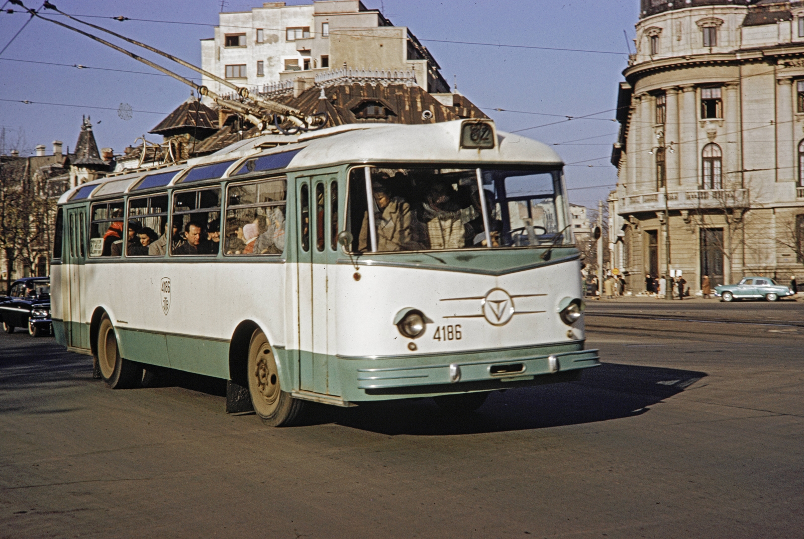 Románia, Bukarest, Piața Romană, háttérben jobbra a Bukaresti Gazdasági Akadémia bejárata., 1960, UWM Libraries, Harrison Forman, trolibusz, színes, TV TV2E, Fortepan #260504