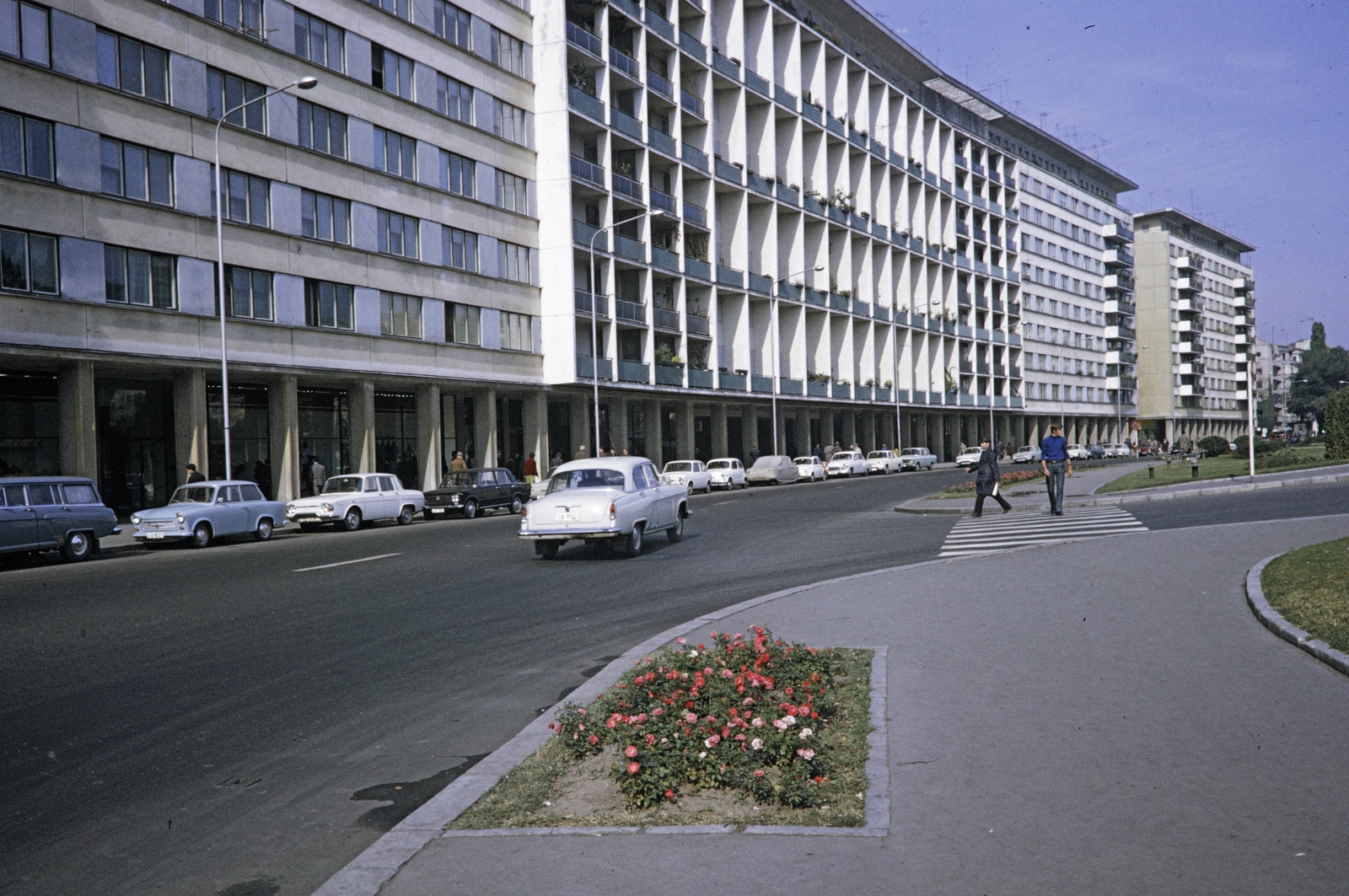 Romania, Bucharest, a Strada Ion Câmpineanu (13 Decembrie) a Kongresszusi Csarnok (Sala Palatului) előtt., 1970, UWM Libraries, Fortepan #260507