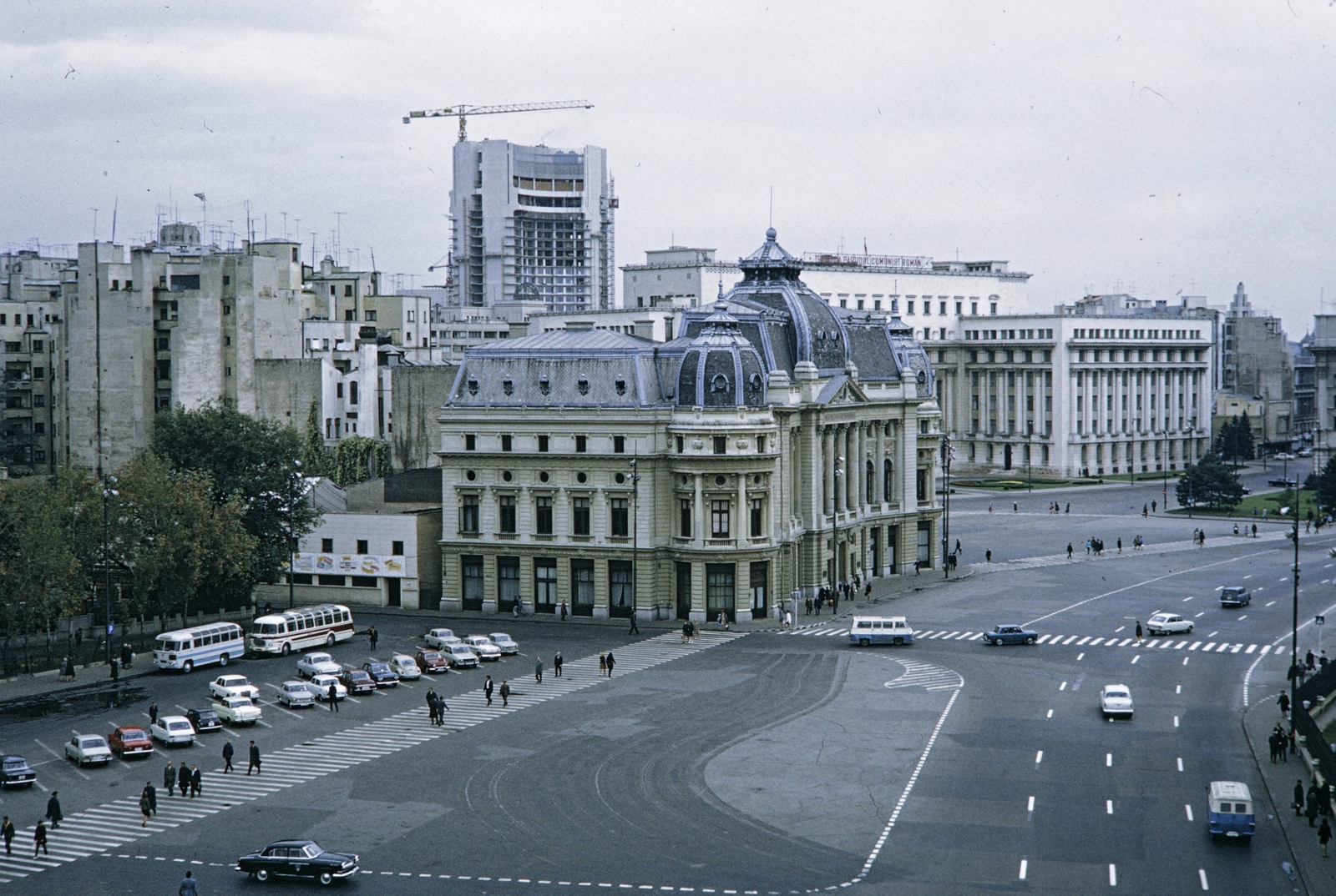 Romania, Bucharest, Piața George Enescu, szemben középen a Központi Egyetemi Könyvtár., 1970, UWM Libraries, crosswalk, Fortepan #260512