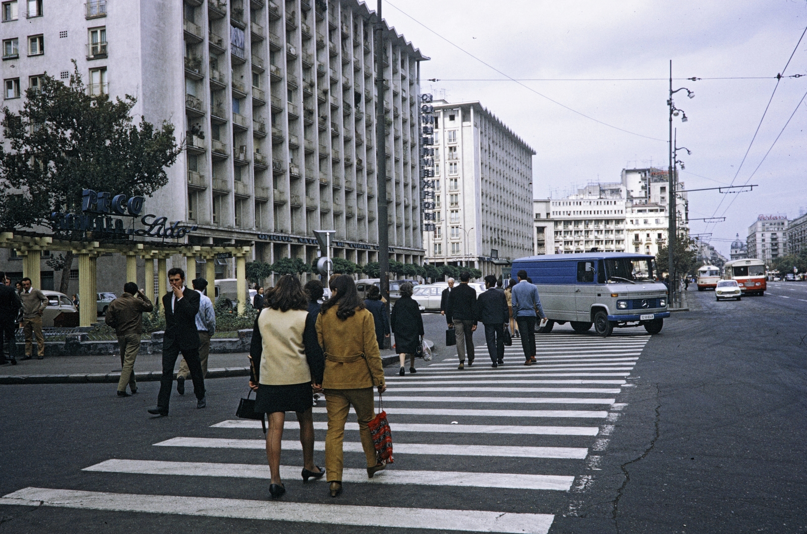 Romania, Bucharest, Bulevardul General Gheorghe Magheru, balra a Strada Anastasie Simu torkolata, a távolban a kiugró épületnél a Strada George Enescu kereszteződése., 1970, UWM Libraries, crosswalk, Fortepan #260524