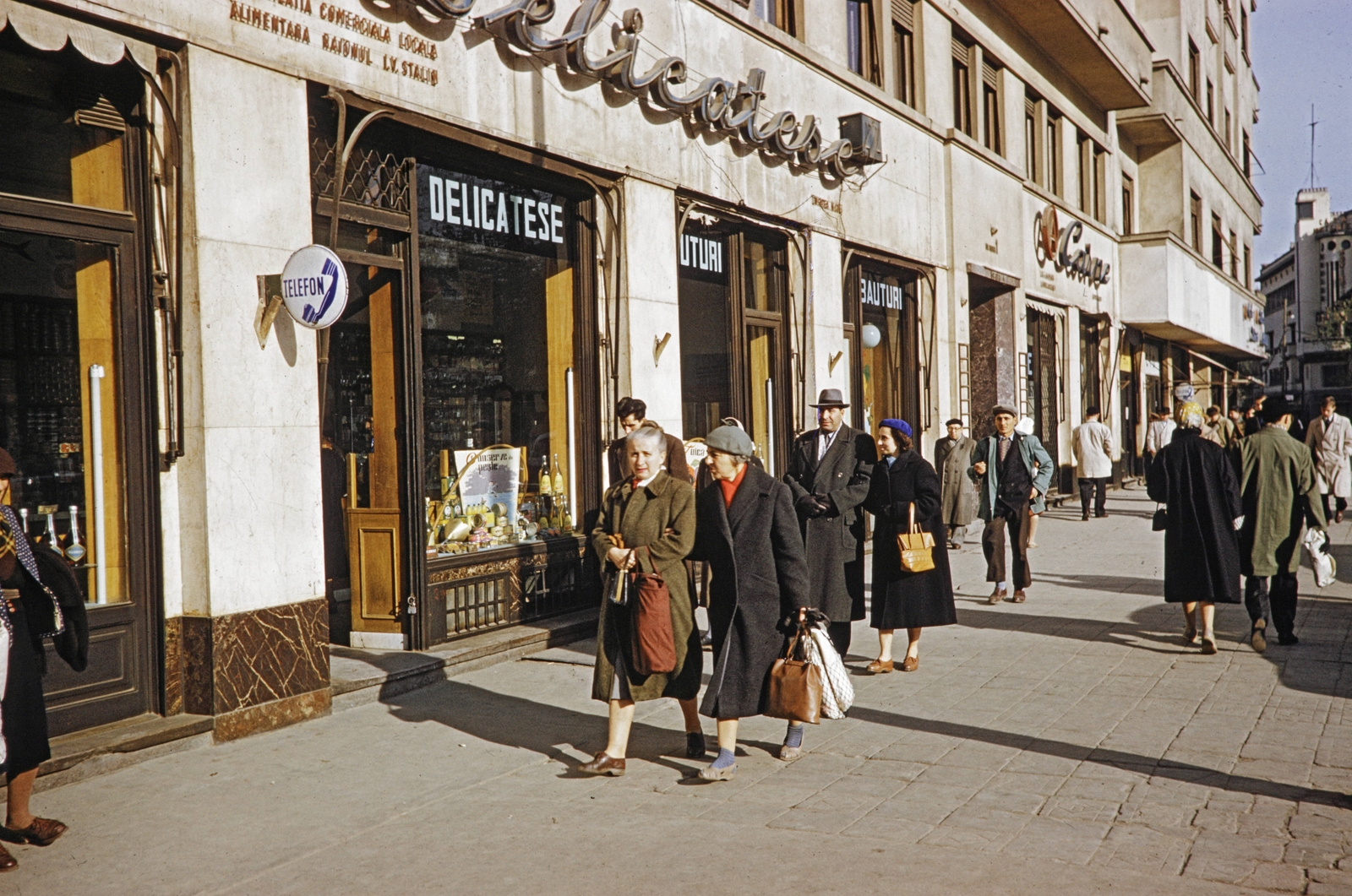 Románia, Bukarest, Strada Batiște a Bulevardul Nicolae Bălcescu felől a Strada Nicolae Filipescu felé nézve., 1960, UWM Libraries, Harrison Forman, színes, járókelő, Fortepan #260530