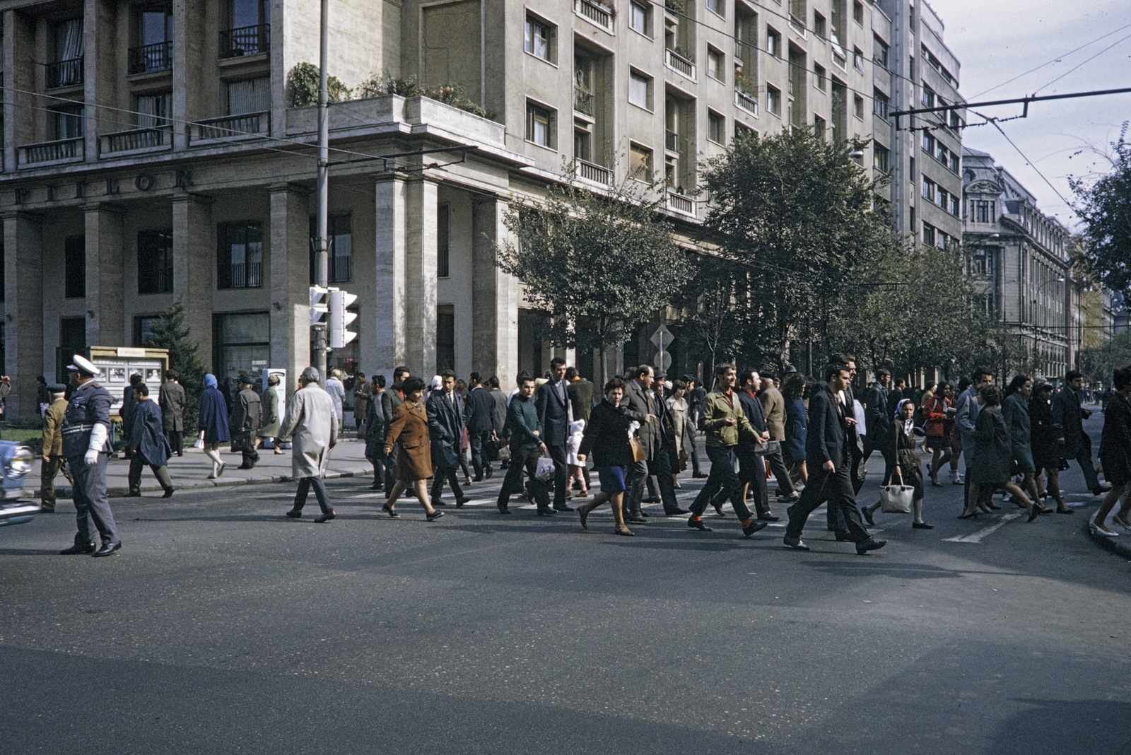 Romania, Bucharest, a Calea Victoriei és a Bulevardul Regina Elisabeta (Bulevardul Gheorghe Gheorghiu-Dej) kereszteződése., 1970, UWM Libraries, Fortepan #260533