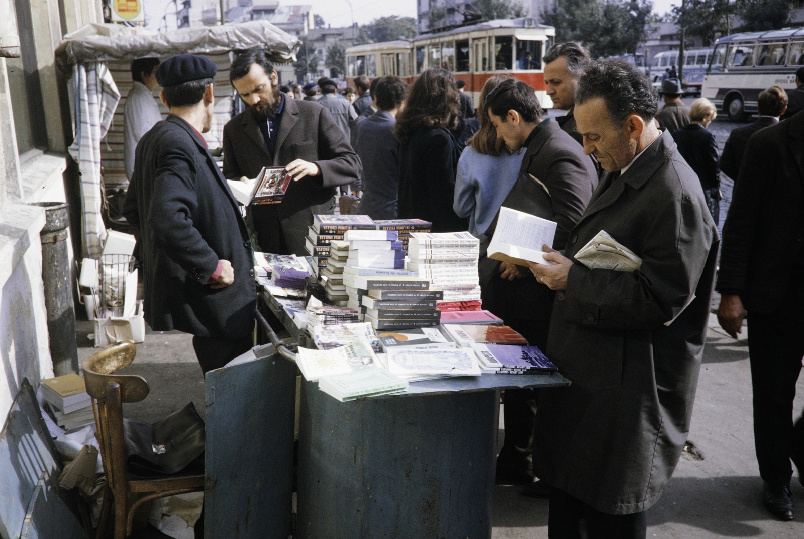 Romania, Bucharest, Calea Griviței a Strada Gheorhe Polizu felől nézve., 1970, UWM Libraries, colorful, tram, reading, book seller, Best of, Fortepan #260540