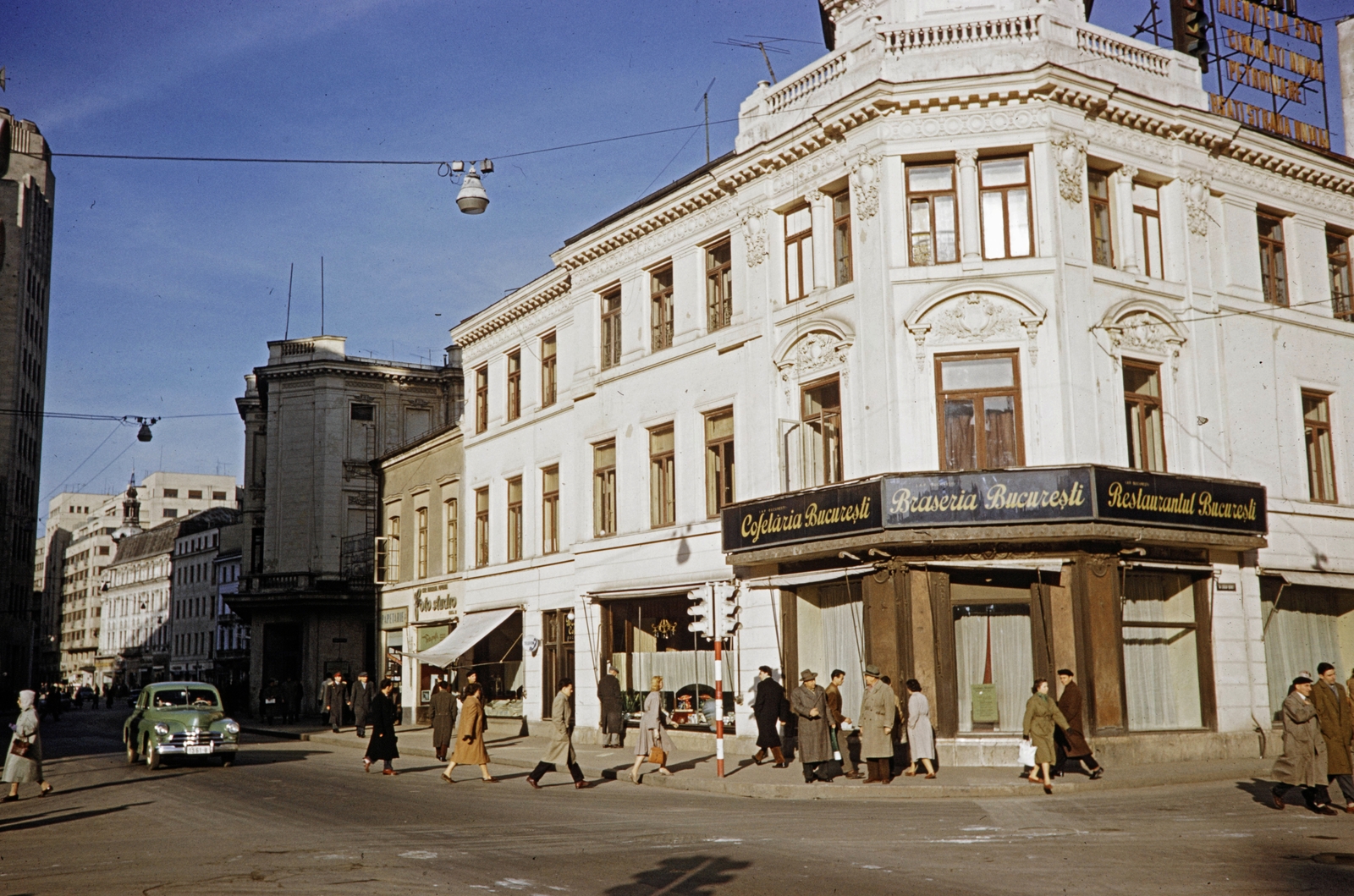 Románia, Bukarest, Strada Edgar Quinet - Calea Victoriei sarok, Casa Capșa étterem., 1960, UWM Libraries, Harrison Forman, színes, Fortepan #260543