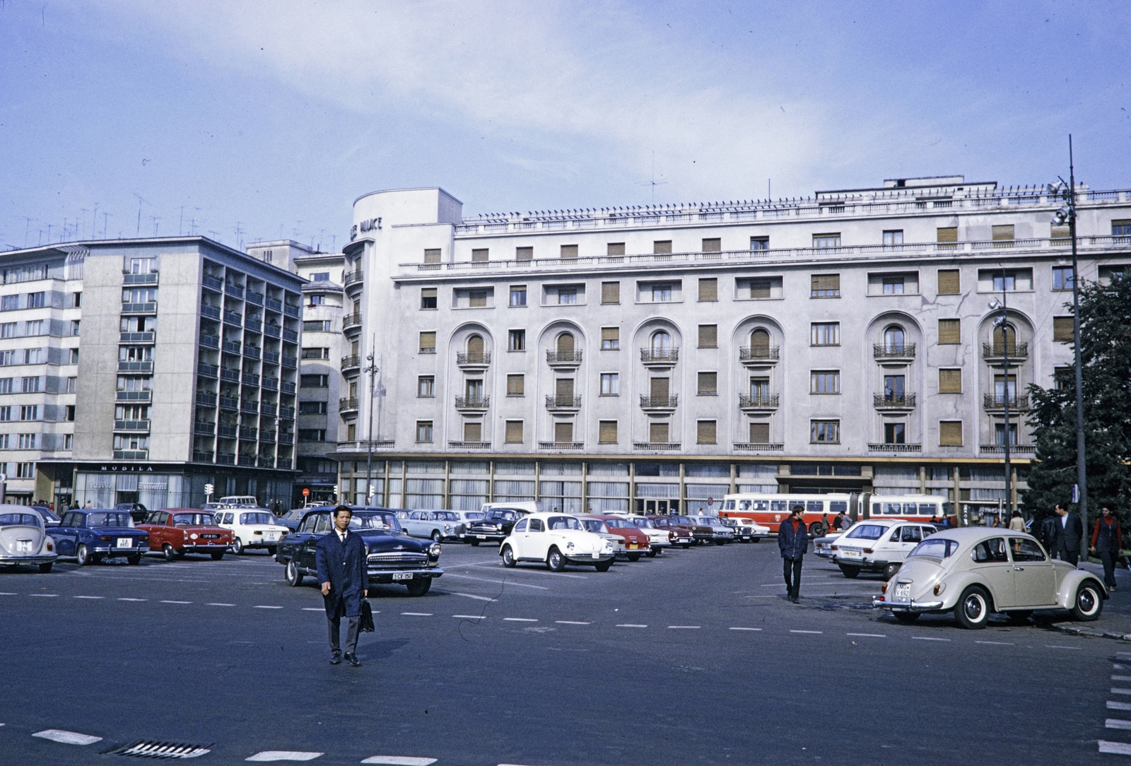 Romania, Bucharest, Piata George Enescu a Strada Episcopiei felé nézve, balra a Calea Victoriei, szemben az Athénée Palace hotel., 1970, UWM Libraries, Fortepan #260553