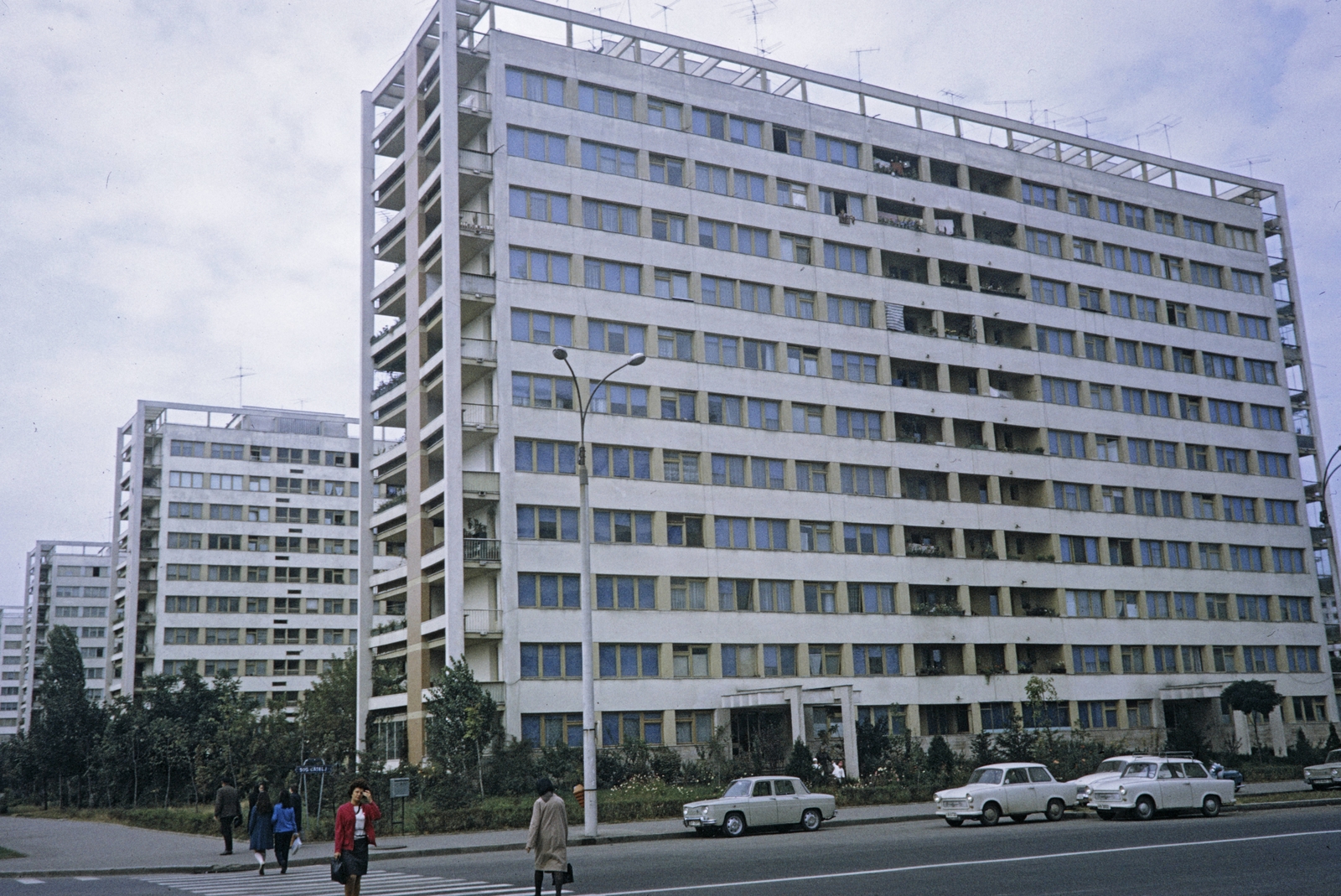 Romania, Bucharest, balra a Strada Baba Novac, jobbra a Strada Câmpia Libertății., 1970, UWM Libraries, street view, concrete block of flats, blocks, Fortepan #260557