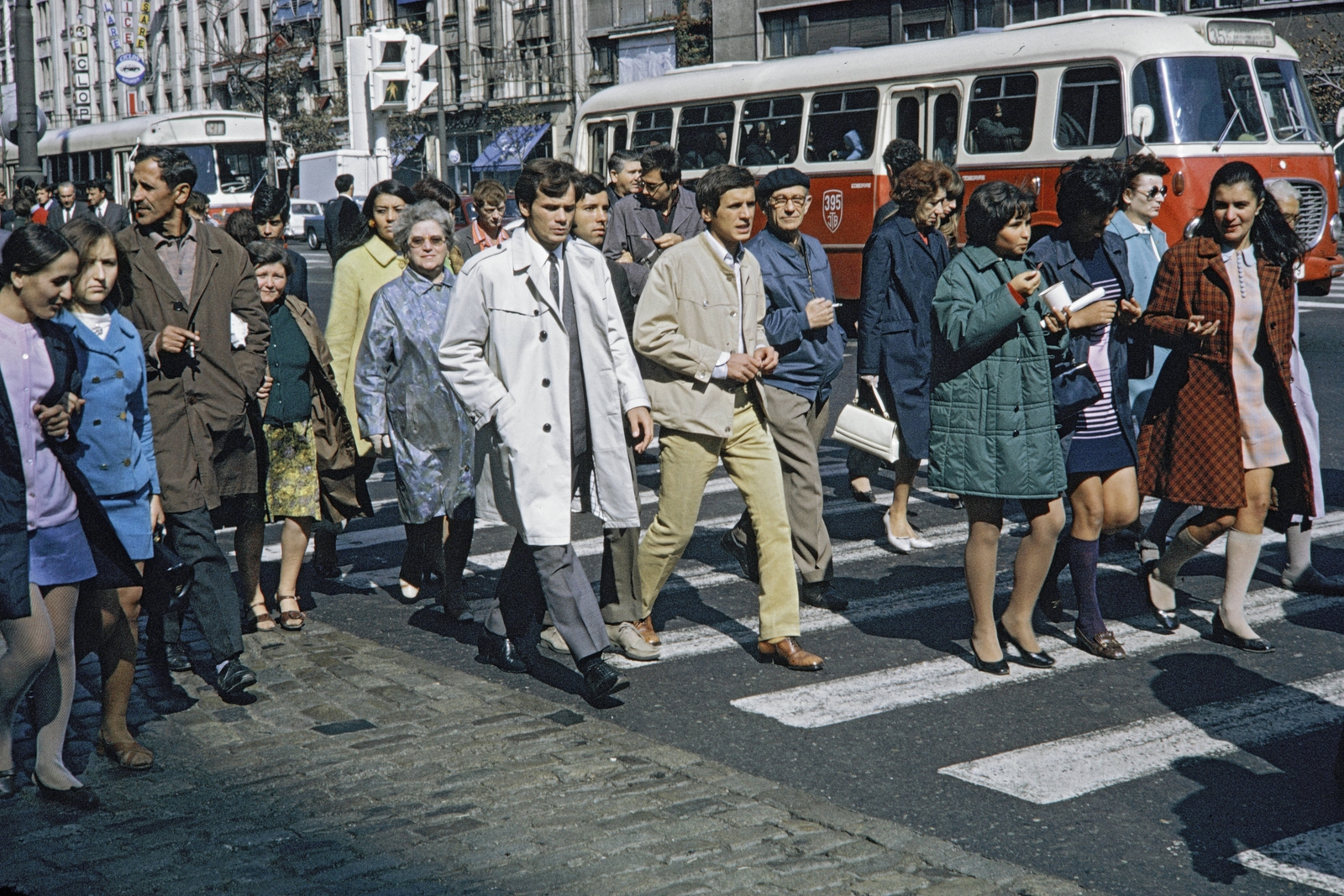 Románia, Bukarest, gyalogos átkelőhely a Strada C. A. Rosetti - Bulevardul General Gheorghe Magheru kereszteződésnél., 1970, UWM Libraries, Harrison Forman, járókelő, autóbusz, gyalogátkelő, színes, Best of, Fortepan #260559