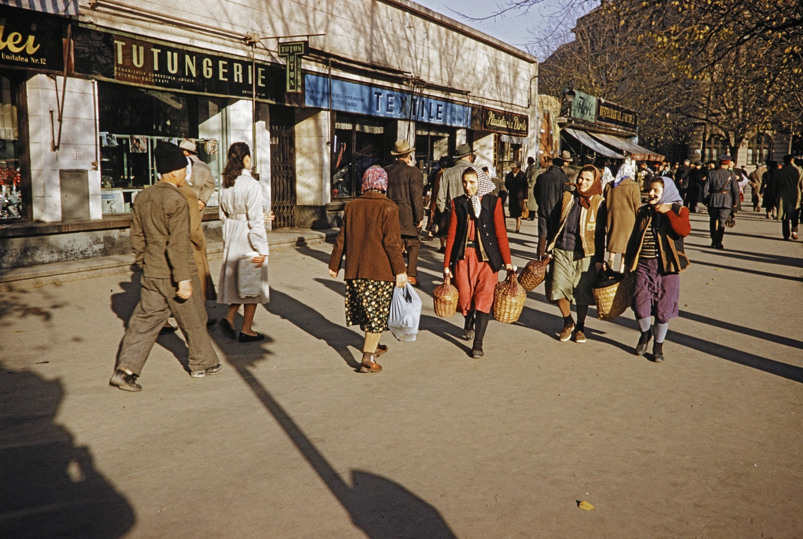 Románia, Bukarest, Egyetem tér (Piata Universităţii) a Bulevardul Carol I (Bulevardul Republicii) felé nézve., 1960, UWM Libraries, Harrison Forman, trafik, demizson, színes, utcakép, népviselet, Fortepan #260560